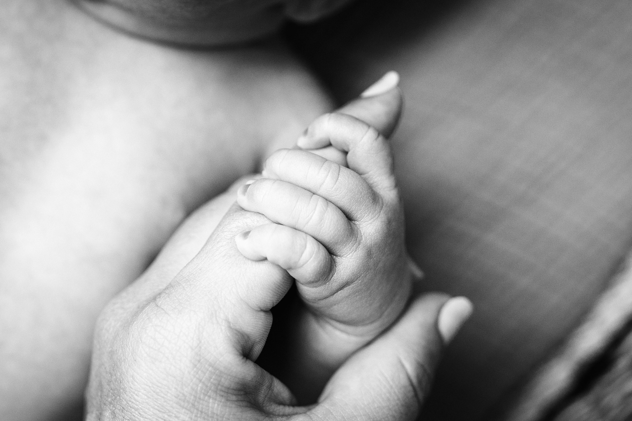 4 days new.
Still so fresh.
Still so little.
Still holding on so tightly.
These first days pass in a blur of love, tenderness, and tiny details you never want to forget.
The way their fingers wrap around yours is one of those things that deserves to be remembered forever. 🤍