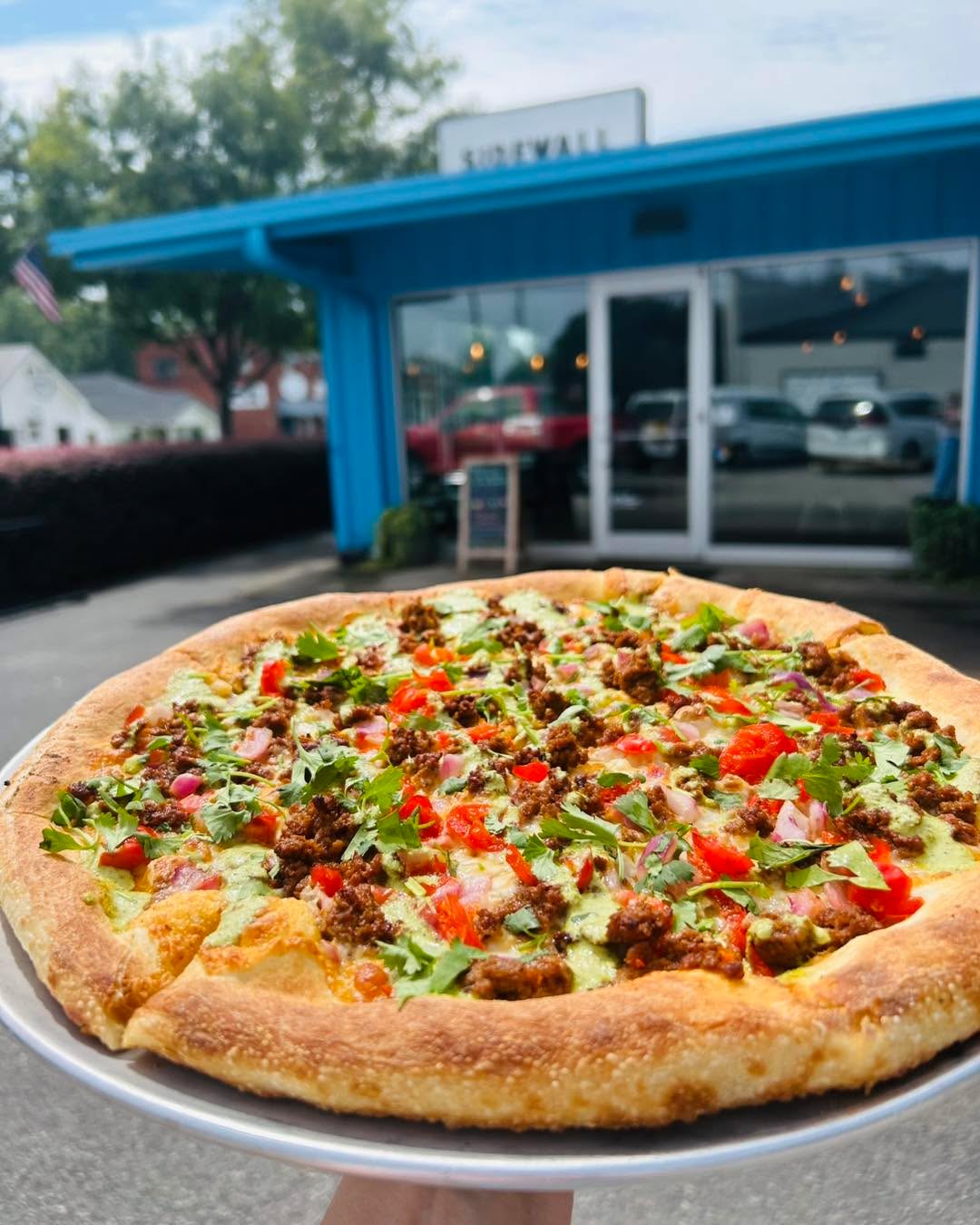 🍕Limited Edition Chorizo Pizza! Made with chorizo, cheddar & mozzarella cheese, red onions, peppadews, roasted jalapeño ranch, and fresh cilantro!
🍕Enjoy on regular or gluten free crust at all Sidewall Pizza locations for a limited time!
#chorizo #pizza #gvltoday #greenville360