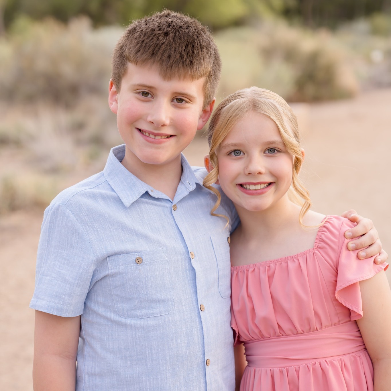 September weekends have a way of disappearing.
Soccer tournaments.
Birthday parties.
School events.
Pumpkin patches.
If family photos are on your list this year, now's a great time to grab your date before life gets even busier.