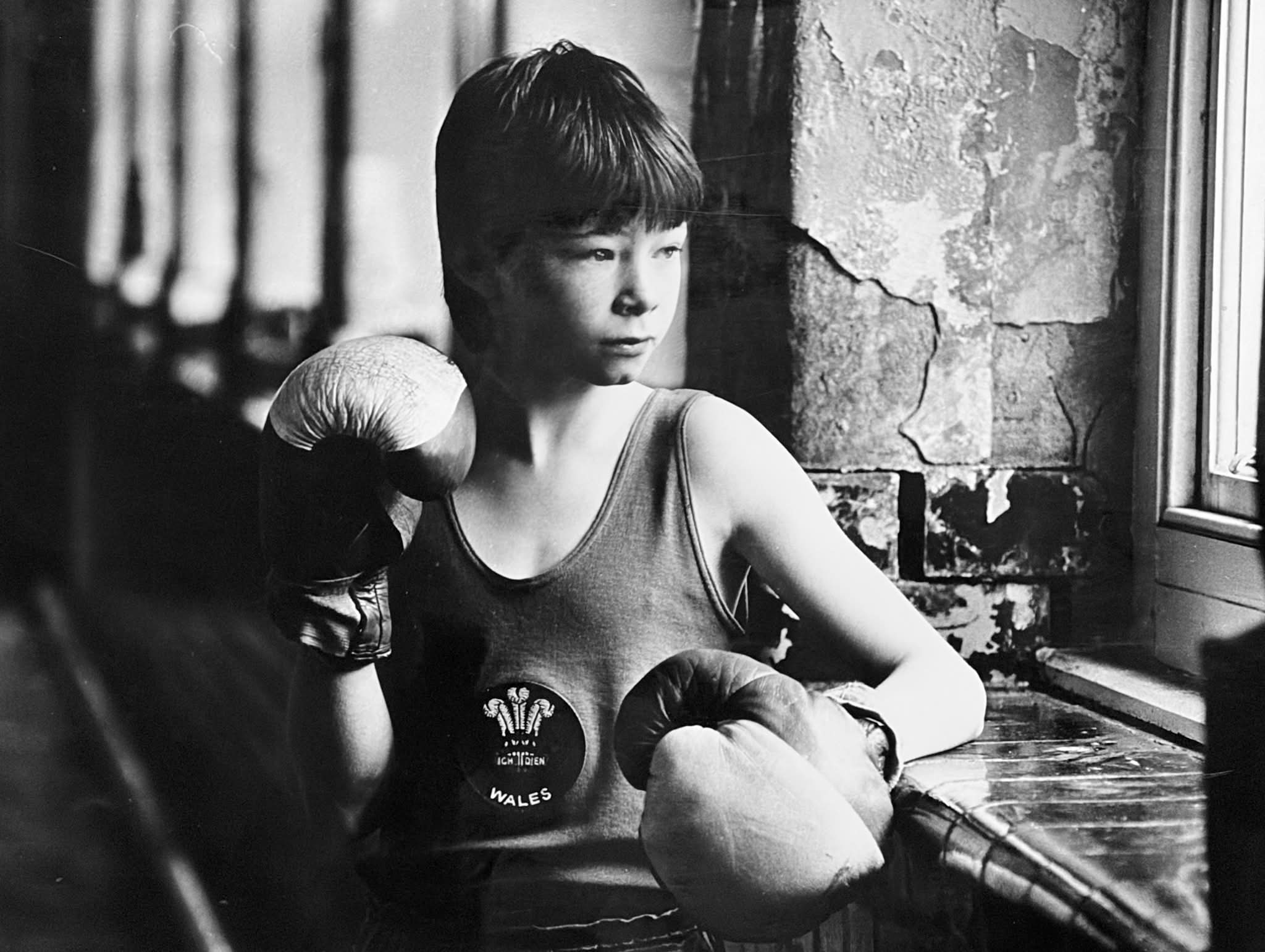 Being a freelance press photographer & on the staff for Celtic Newspapers back in the 1980’s. I was based in the beautiful South Wales valleys. Every valley & community had a kids boxing club. Whether you agree with boxing or not, the kids at these clubs were some of the best behaved, well disciplined you could ever meet. Re Pic: I would always opt for available light rather than flash. This was taken with a Nikon FM with a 105mm lens (my favourite lens, still have it) with Ilford HP5 400 asa film. #blackandwhite #blackandwhitephotography