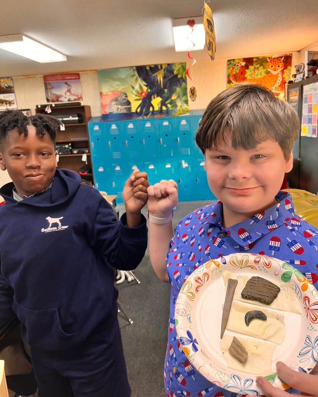 Mr. Kannon’s 5th graders had a special guest this week—Sam’s mom, their resident archaeologist! 😊 She shared an exciting collection of fossils and shark teeth with the class, bringing history and science to life! 🦈🦴