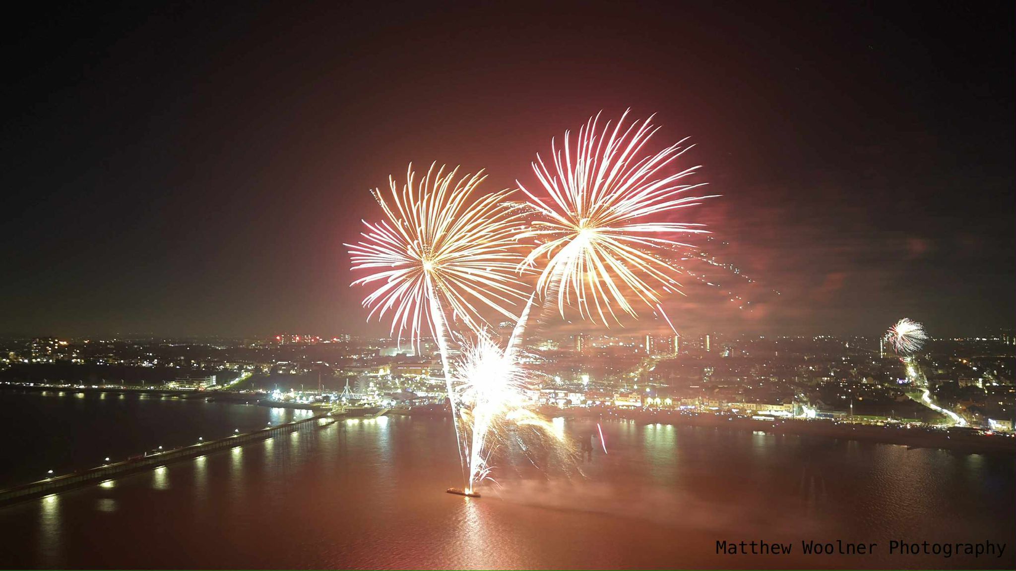 🎆🎇 SEAFRONT FIREWORKS RETURN 🎆🎇
Southend Seafront Fireworks return for another spectacular season running from Saturday 26 September to Saturday 14 November, with dazzling displays launching at 7:30pm. 👏👏
This year is extra special... Southend is celebrating 30 years of fireworks on the seafront! 🎉🎉 Expect spectacular skies and plenty of sparkle! ✨
✔️ Displays every Saturday at 7:30pm
📅 From Saturday 26 September - Saturday 14 November
👉 www.visitsouthend.co.uk/guides/seafront-fireworks
The event is proudly delivered by Seafront Businesses & Partners including: Star Amusements, @kingpinsbowlsouthend, @adventureisland.uk, @sealifeadventure, Beaches Cafe Bar & Bistro, @southendcityc, @southendcitybid, @c2c_rail, Pebbles, The Hope Hotel, Papillon and @chinnerys_southend.
📷: Credit Matthew Woolner Photography