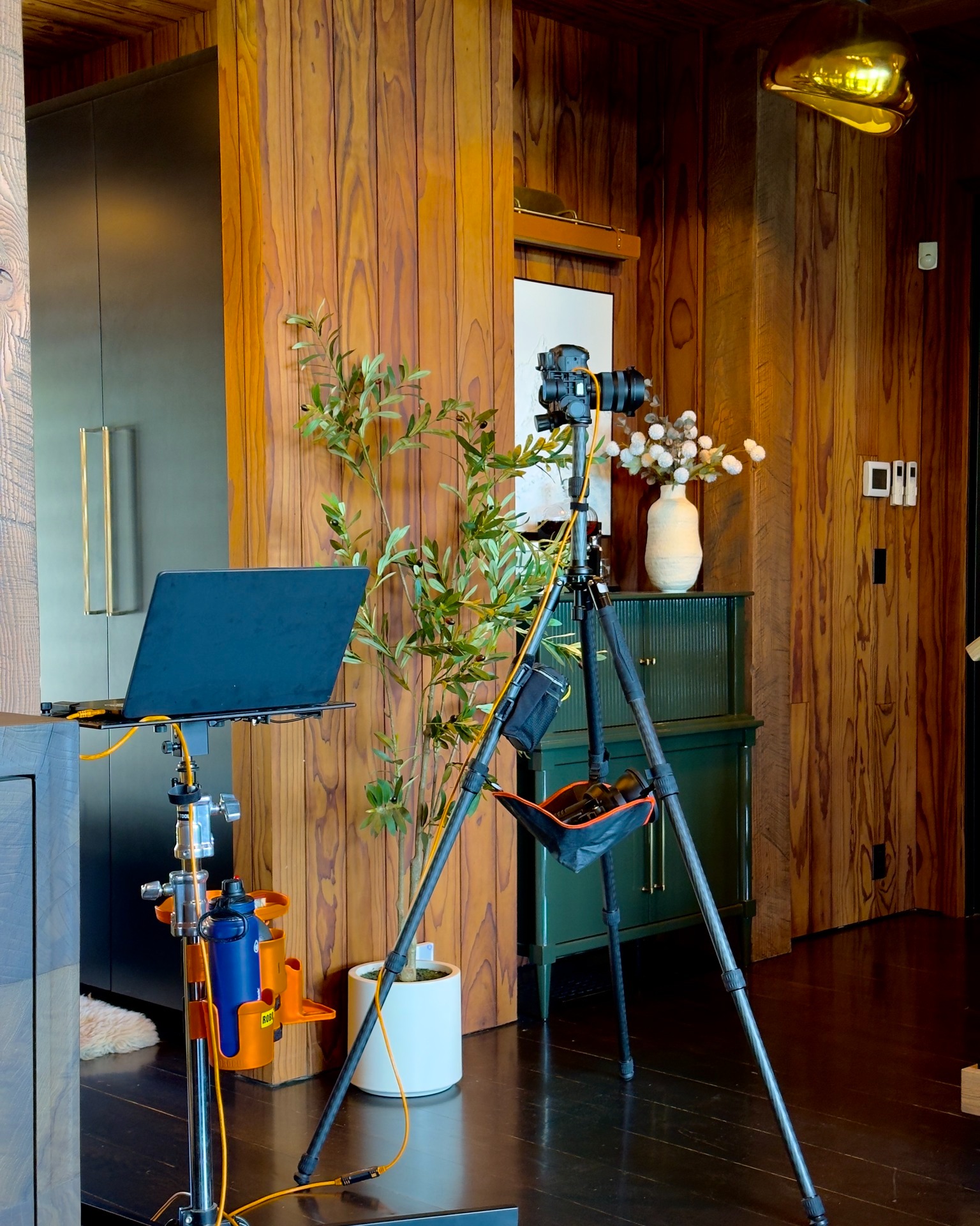 There’s a little more involved than just showing up with a camera. Lighting, composition, perspective, styling, and plenty of small adjustments all come together to create an image that properly represents the design.
A look at what happens just outside the frame.
#BehindTheLens #BehindTheScenes #InteriorPhotography #ArchitecturalPhotography #DesignPhotography #InteriorDesign #MountainModern #beinovativ