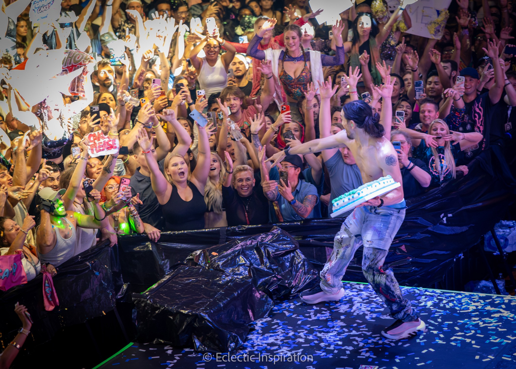 The REAL stars of the night? You 💜 The signs, the fits, the energy — and the brave souls who took a cake to the face like champions 🎂😭 Aoki fans are built different and Milwaukee proved it. Thank you for making last night one for the books 🔥⚡
@steveaoki
@theraveusa
@eclecticinspiration_
