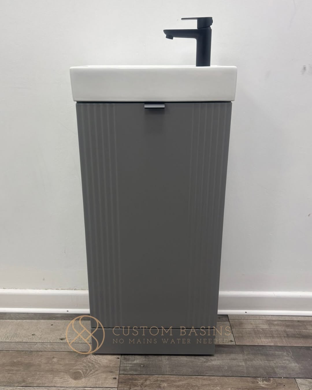 Our popular Ridged design… just in a compact 400mm!
And we have to say, we LOVE how good this one looks in grey with the matte black tap!
The 400mm Ridged is perfect if you love this design but want to keep things a little more compact, and there are plenty of options to make it your own too.
Available in:
- White
- Grey
- Soft Black/Dark Grey
- Blue
And you can choose from matte black, chrome or gold taps to finish it off.
Oh, and there’s no huge wait either… current lead time is just 7–10 days! 🙌🏼
So, which colour and tap combination would you choose? Head to our website to shop yours!
#nomainswaterconnection #nonplumbedsink #selfcontainedsink #nomainswater