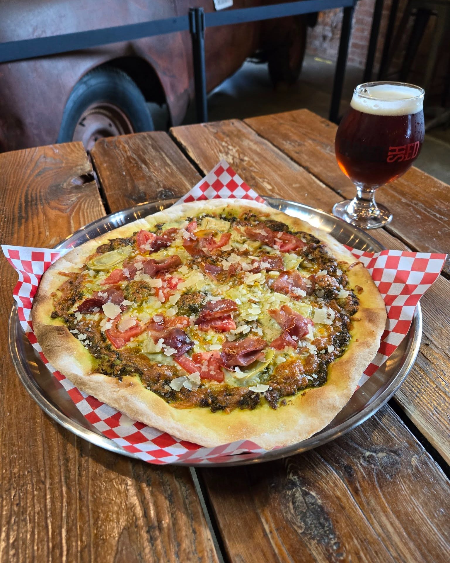 Free falling straight into fall. 🍂🍕
We can’t believe it either, but somehow today is the fall equinox. So naturally, we wanted this week’s Beer Pie feature to be on theme.
Our Free Falling Beer Pie features house pesto, mozzarella, artichoke hearts, fresh tomato, prosciutto, Grana Padano and a finish of garlic olive oil.
Pair it with a BarrelSHED Amber Ale and let yourself fall into it. 🍺🍂