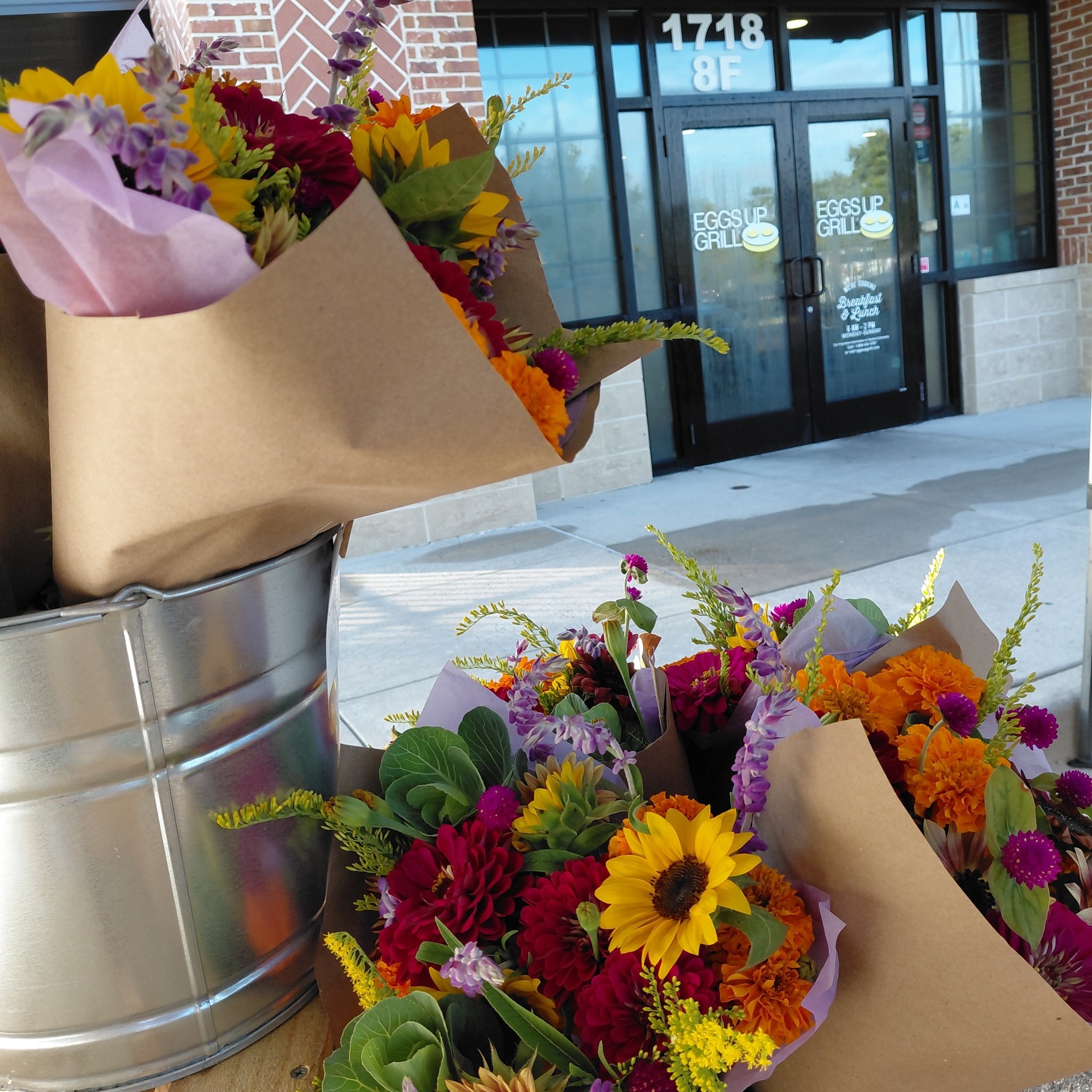 Feeling like the end of Summer already!! Stop by Eggs Up Grill in Cane Bay to get a bouquet to celebrate the end of Summer. Garden Sapphire will be set-up until 2pm today.
See you soon!
@followers
@eug_charleston