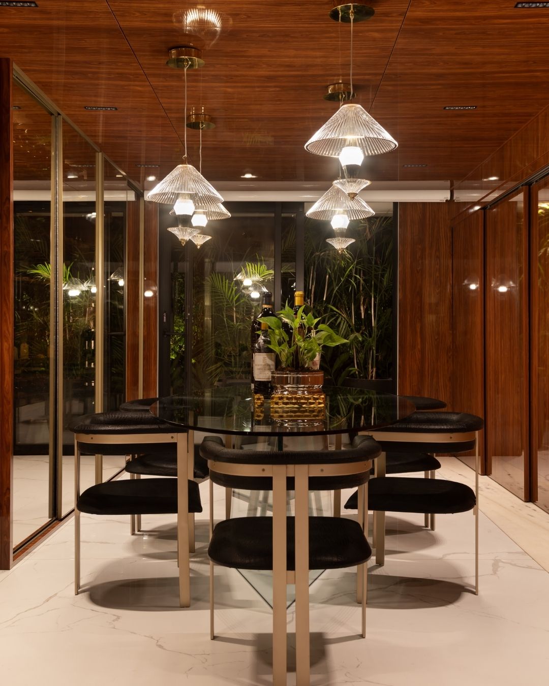 In a private residence in Aldeia do Vale, Goiânia, Brazil, Crystal Hat became part of two distinct spaces. Four pendant lights are installed in the wine cellar, while two wall lights continue the same design language in the private hall.
The delicate design of the lighting enhances the space without overpowering it. The brass finish naturally complements the golden details of the interior, while the crystal reflects the light and emphasizes the elegant and sophisticated atmosphere of the residence.
V soukromé rezidenci v Aldeia do Vale v brazilské Goiânii se Crystal Hat stal součástí dvou odlišných prostor. Čtyři závěsná svítidla jsou umístěna ve vinném sklípku, zatímco dvě nástěnná svítidla navazují na jejich design v soukromé hale.
Jemný design svítidel prostor zvýrazňuje, aniž by mu dominoval. Mosazné provedení svítidel přirozeně navazuje na zlaté detaily interiéru, zatímco křišťál odráží světlo a podtrhuje elegantní a sofistikovanou atmosféru rezidence.
@ilumine.home
@brilliancelightingbr
#elitebohemia #designlighting #czechdesign #crystallighting