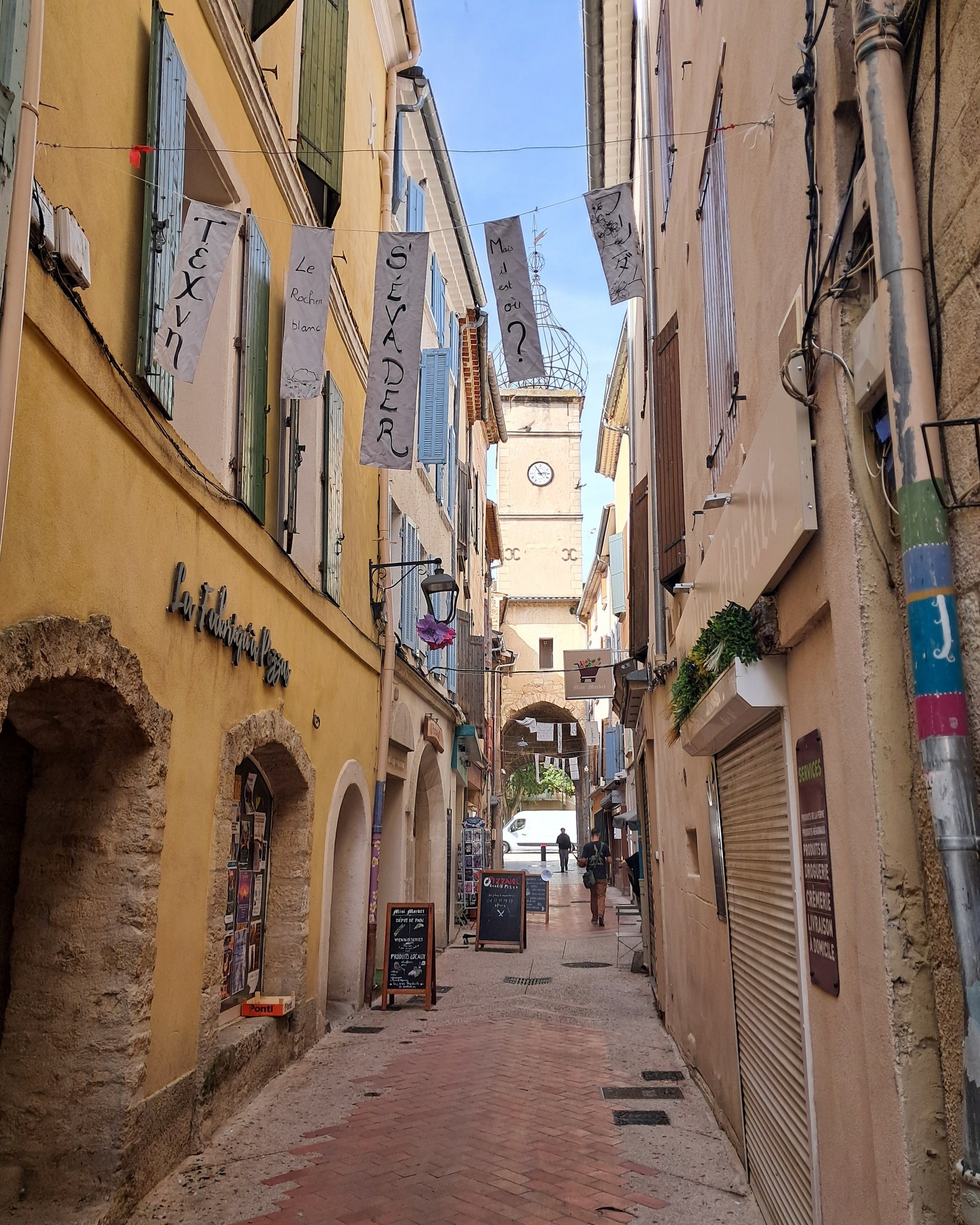 Connaissez vous l'atelier Kalayaan à Manosque?
Située dans la rue Soubeyran c'est une boutique de créateurs et artisans et vous pouvez y retrouver nos produits tout l'année !
Chaque jour c'est un artisan différent qui vous accueille.
@atelier_kalayaan #produitlocal #lecomptoirdelalchimiste #distillerie #distillerieartisanale #circuitcourt #boirelocal #plantesdeprovence