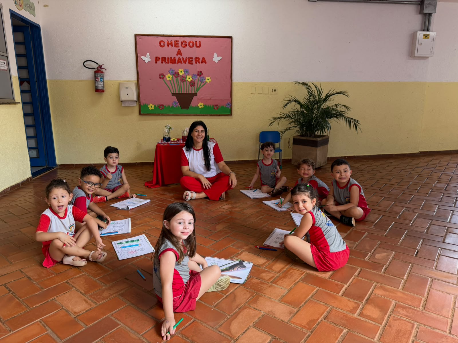 Primavera em cores – Maternal - Castelo
Para celebrar a chegada da Primavera, os alunos do Maternal – Castelo vivenciaram uma experiência especial proposta pela apostila: “Experimento das flores”. Com água e diferentes cores de anilina, prepararam os recipientes e colocaram as flores para observar o que aconteceria. A proposta despertou a curiosidade dos pequenos e os convidou a acompanhar, com atenção, as transformações e a mudança das flores.
Mais do que uma experiência, foi uma oportunidade de observar, levantar hipóteses e perceber, de maneira concreta e encantadora, como as plantas absorvem a água. Assim, a chegada da Primavera ganhou cores, descobertas e muita curiosidade... parabéns pequenos cientistas! #eucientista #brincaredescobrir #primeirospassos #primeirospassoscqb #maternal #primavera #experimentocomflores