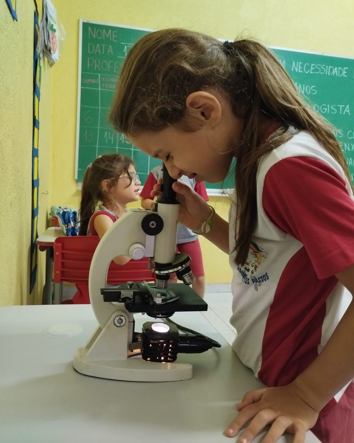 Ampliando o conhecimento – Nível II - Castelo
Os alunos do Nível II – Castelo - começaram uma experiência da apostila, levantando hipóteses e imaginando como seria a aparência de um fio de cabelo observado através do microscópio. Cada ideia abriu espaço para a curiosidade e a investigação.
Depois, chegou o momento de conferir de perto! Ao observar o fio pela lente do microscópio, os nossos “cientistas”, descobriram que há muito mais para perceber quando ampliamos o nosso olhar. A experiência aproximou as crianças do universo da investigação científica, estimulando a capacidade de observar, imaginar, formular hipóteses, comparar e descobrir. Como recurso pedagógico, o microscópio abriu uma nova janela para a curiosidade: aquilo que parecia tão pequeno ganhou detalhes, formas e novas possibilidades de descoberta...muito bom, galerinha! #microscopionaescola #novoolhar #eucientista #brincaredescobrir #primeirospassos #primeirospassoscqb