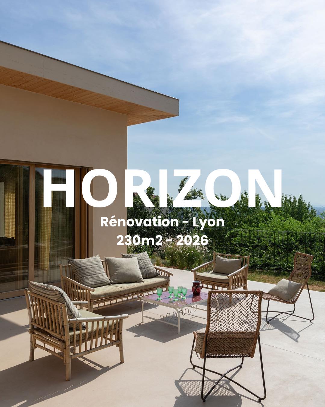 VILLA HORIZON | À découvrir dans DOMODECO 🗞️ 📸
Sur les hauteurs de la Croix-Rousse, cette maison familiale de 230 m² a été transformée sans être dénaturée. L’architecture existante, ses demi-paliers et ses volumes ont été conservés puis réinterprétés pour accompagner une nouvelle façon d’habiter.
Une attention particulière portée aux matières, au sur-mesure et aux savoir-faire des artisans donne aujourd’hui à cette maison une atmosphère à la fois sobre, chaleureuse et intemporelle.
Un projet particulier aussi par l’histoire qui nous lie à cette famille, que nous accompagnons depuis plusieurs années désormais 💫
Merci à @domo_deco pour cette mise en lumière et pour cette belle invitation à découvrir Horizon !
📷 @pierrick.verny
Merci à nos artisans @titouanstaff , @tibotin_et_le_beton_ , @chansonmetallerie , @atelier_bruneel @boccardo_agencement @sentispaysage accompagnés par @_a.s.m.o pour la maîtrise d’œuvre 💪
#villahorizon #architectural #architectureinterieure #projet #surmesure #textures #designing #designinterior #bétonciré #materiaux #publication #publicationhouse #domodeco #annes80 #lyon #croixrousse