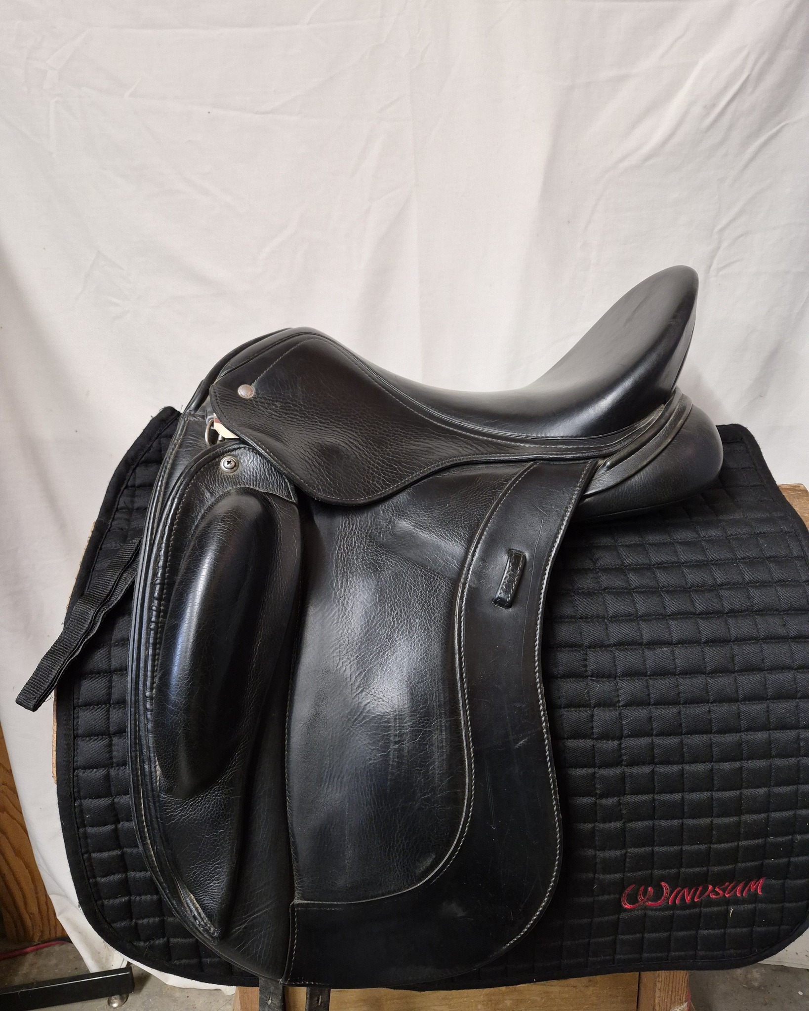 CUSTOM SCHELEESE DRESSAGE SADDLE
Condition: EUC - no notable flaws
Size: 17.5" seat - wide
Price: $4200
Additional Info:
•monoflap style
•adjustable by saddle fitter
•newer model
•includes cover
More selection available in store - please message us directly for more details
#tackstoreshopping #smallbuisness #thriftingcommunity #horsetackshop #localbusiness #SmallBusiness #tackforsale #thrifting #horsetackforsale #dressagerider #dressagetraining #tackstore #langley #LocalFinds #thriftingfinds #dressage #dressagehorse #horsetack