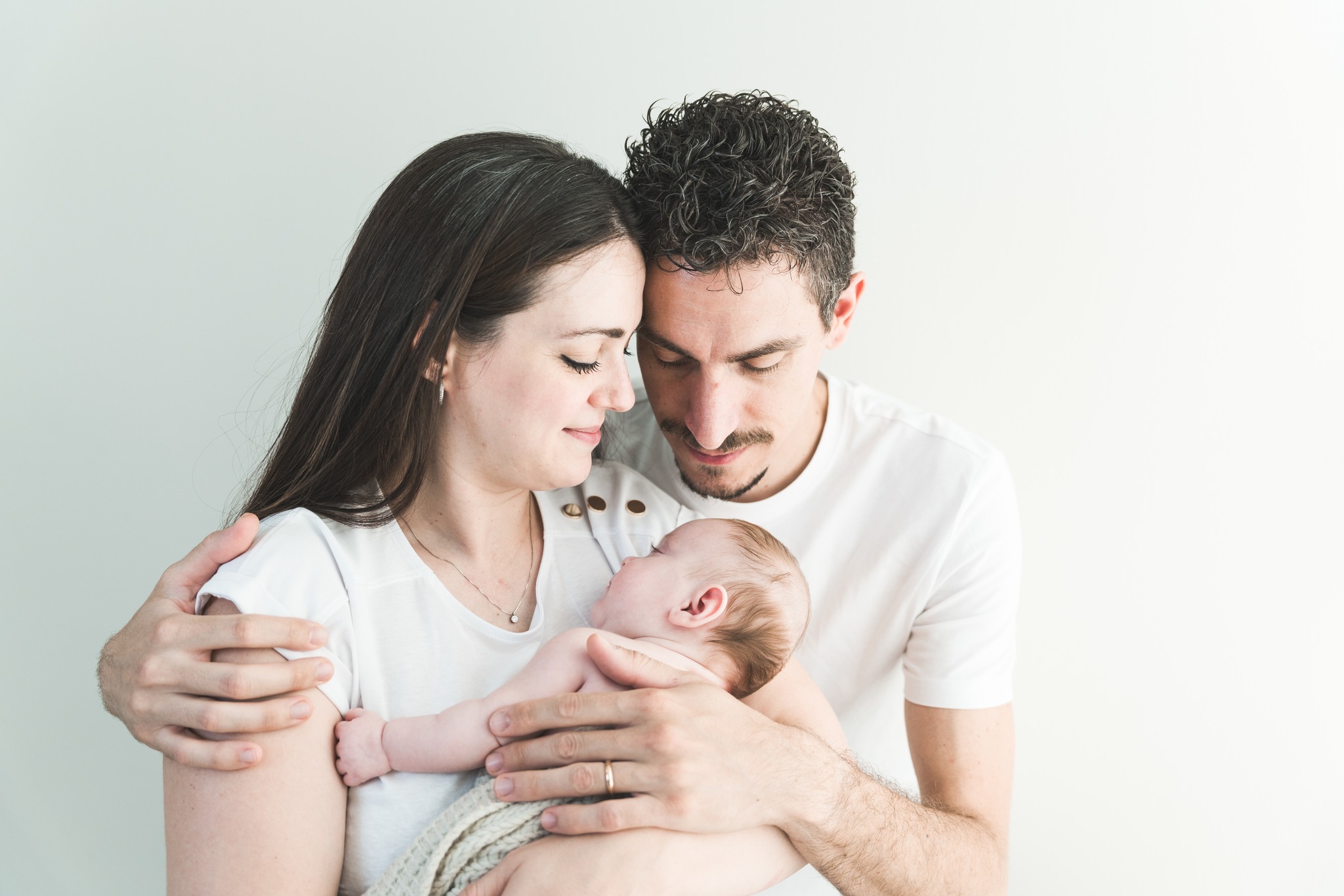 Queste foto raccontano i vostri primi momenti insieme: gli sguardi, le mani che si cercano e il vostro bambino finalmente tra le braccia. 🤍
Il Family Newborn nasce per ricordare non solo quanto era piccolo, ma soprattutto come eravate voi insieme, all’inizio della vostra nuova vita da famiglia.
Perché crescerà, ma queste fotografie resteranno. 🤍
📷 Family Newborn | per neonati fino a 3 mesi