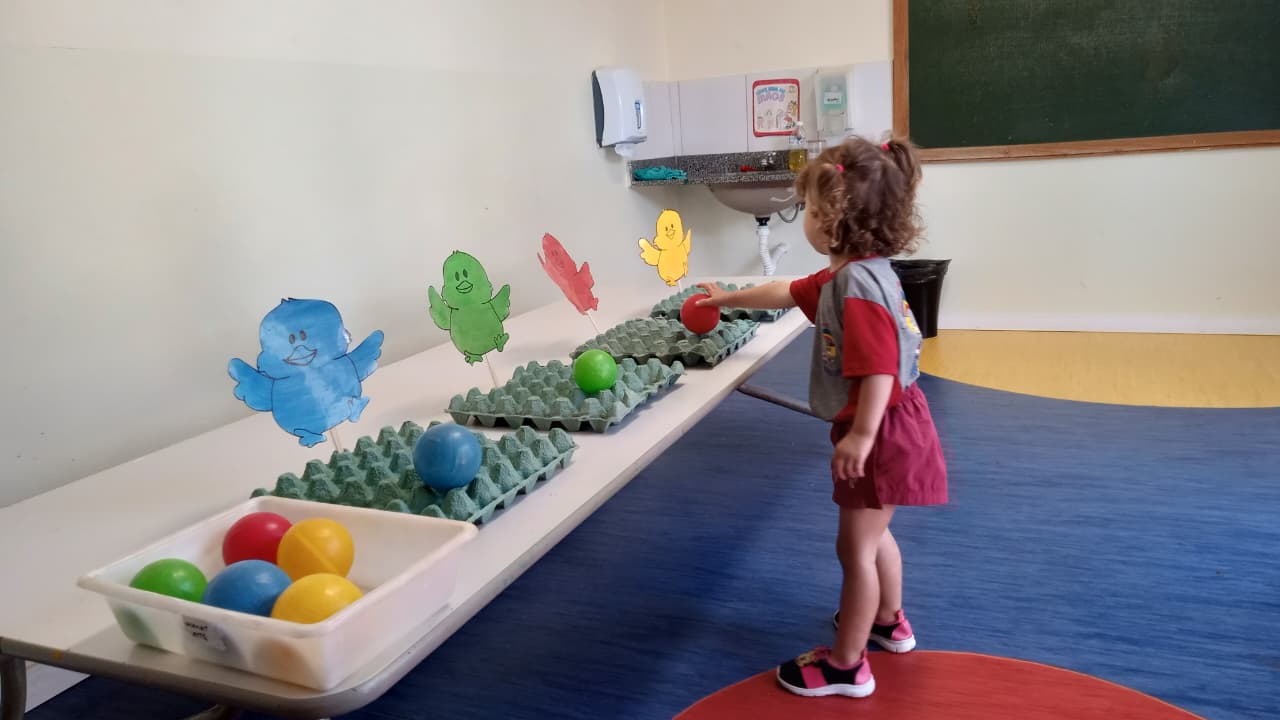 Cada cor no seu lugar! – Berçário - Castelo
No Berçário II – Castelo - as cores ganharam vida em uma proposta de associação e brincadeira! Inspirada na música “O Patinho Colorido”, que faz parte do repertório musical dessa turminha, os pequenos observaram as bolinhas coloridas e foram convidados a relacioná-las aos patinhos da mesma cor, exercitando a percepção visual e a atenção de maneira lúdica.
Um momento de brincar, explorar e reconhecer as cores, dando novos sentidos a uma música já tão querida pela turminha! #bercario #associacaodascores #ascores #percepcaovisual #opatinhocolorido #brincareaprender #primeirospassos #primeirospassocqb