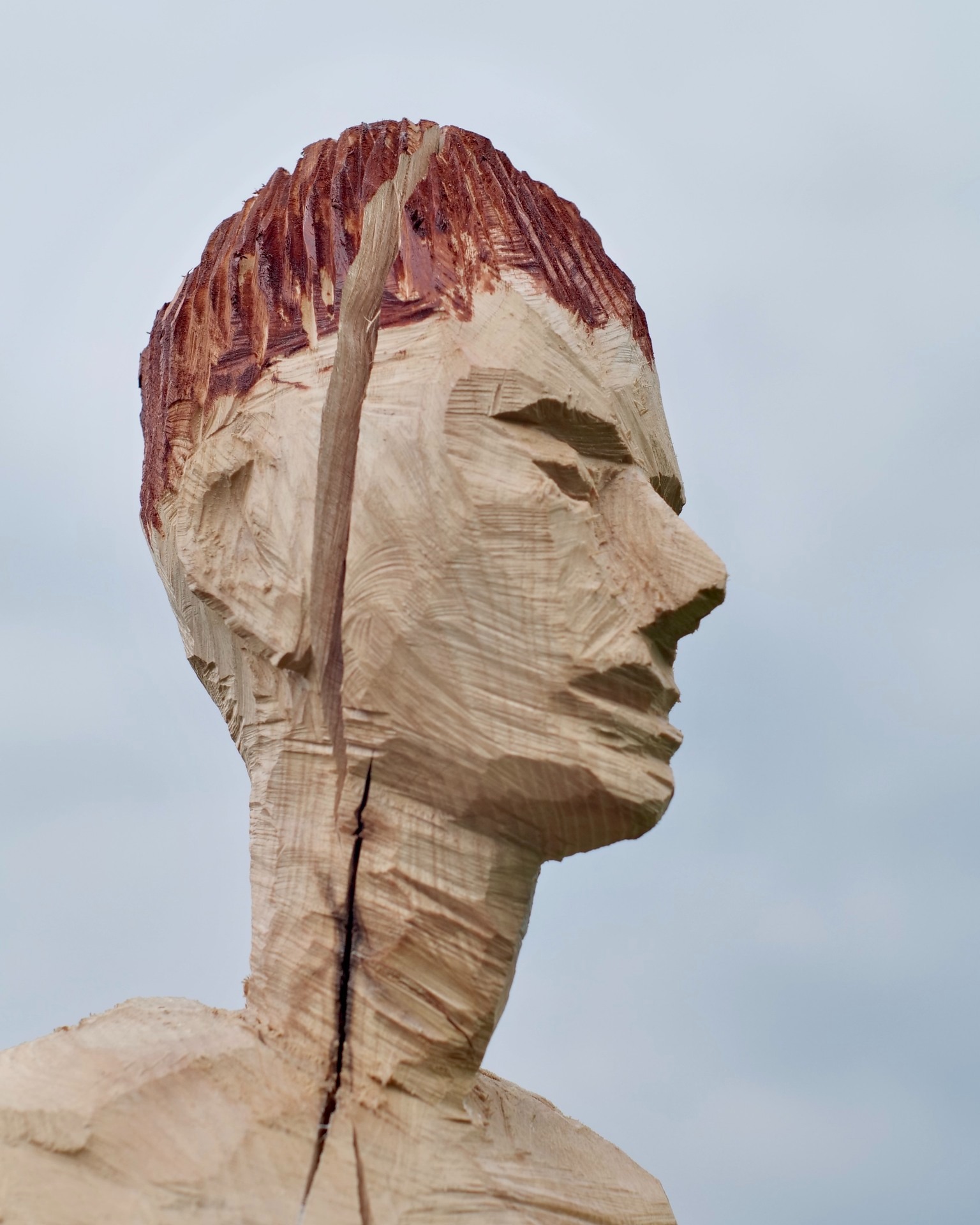 Große Schlanke.
2,45 Meter Esche. Schlank, aufrecht und präsent.
Die Skulptur „Große Schlanke“ von @saegwerk (2026) ist Teil unserer Jahresausstellung FRAUEN 2026 im Kunstgarten vom @kraenzelhof – eine Ausstellung, die unterschiedliche künstlerische Perspektiven auf das Thema Frau zusammenführt.
Noch bis 8. November 2026 im Kunstgarten des Kränzelhofs zu entdecken.
📍 K.art Kunstgarten | Kränzelhof
🕤 täglich von 9:30–19:00 Uhr
Kommt vorbei, nehmt euch Zeit und entdeckt die Werke der Ausstellung zwischen Kunst und Natur.
#kart #kränzelhof #frauen2026 #ottobeer #großeschlanke #kunstgarten #kunstinsüdtirol #südtirol #lana #contemporaryart #skulptur #artinsouthtyrol