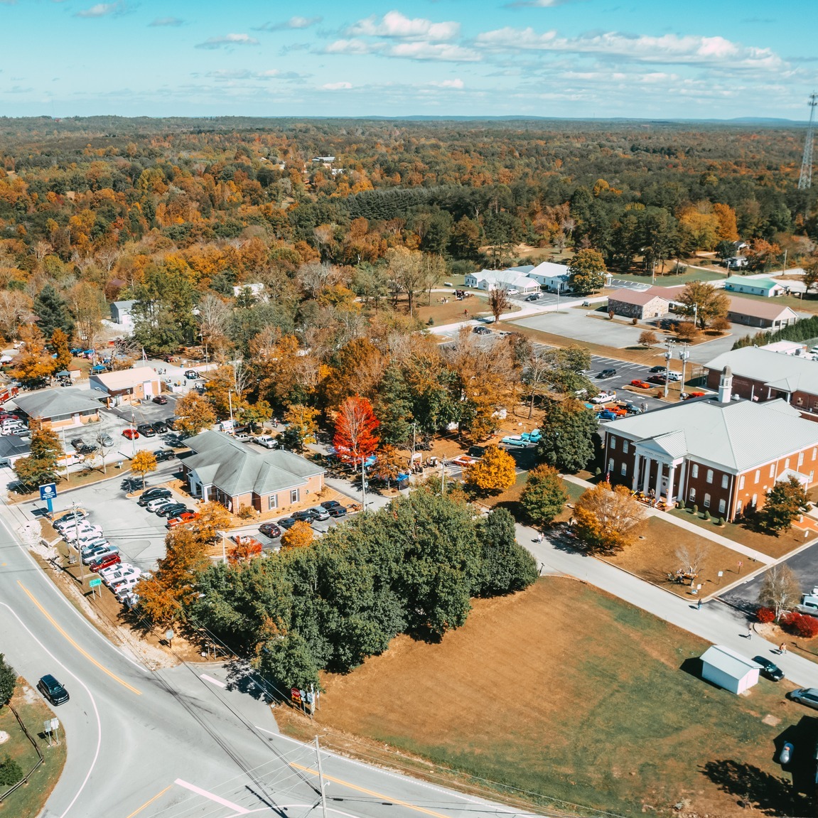 🍁 Make a weekend of it in Tennessee’s South Cumberland!
Start with the Fannie Moffitt Autumn STOMP in downtown Altamont on Saturday, October 10, from 10 AM to 5 PM. Spend the day browsing vendors, enjoying local food, and soaking up the small town atmosphere. Then keep exploring! Hit a hiking trail, take a scenic drive, and wander through more of our mountain towns. 🍂
Event details: https://fanniemoffittautumnstomp.com/
Find more events and things to do: https://www.mountainsofadventure.com/event-calendar
.
.
#TennesseesSouthCumberland #FannieMoffittAutumnStomp #VisitAltamont #FallInTennessee