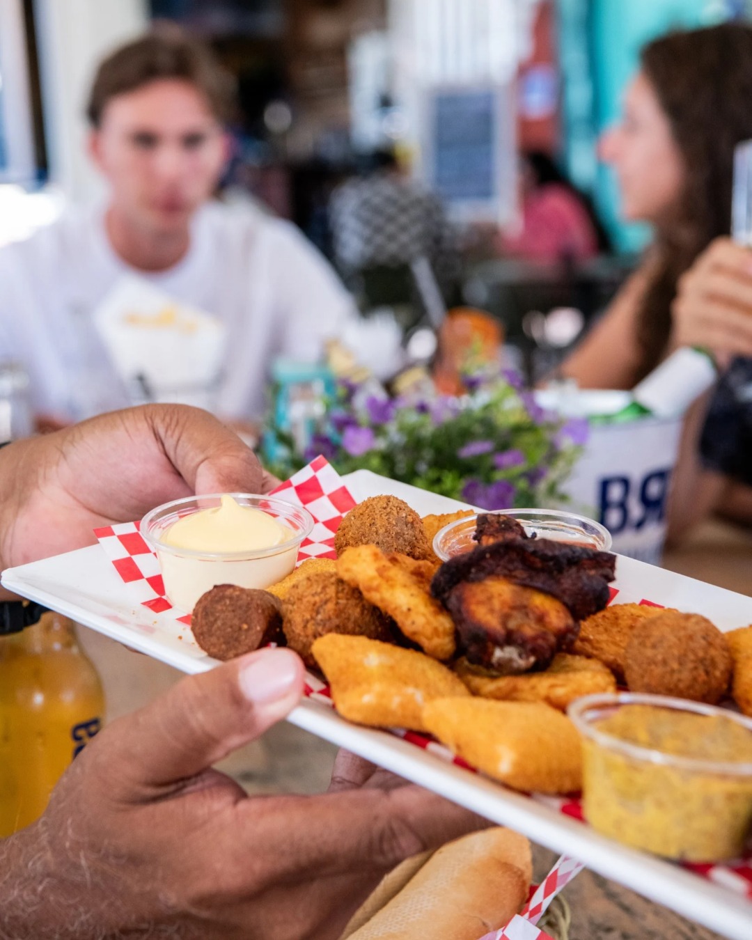 Snacktime.
Terras, vrienden, snacks en een koud drankje. Is dit niet de perfecte combinatie?
Wij denken van wel...
#pleincafewilhelmina #wilhelminaplein #punda #willemstad
Plein Café Wilhelmina ligt aan het Wilhelminaplein in Curaçao en heeft het gezelligste schaduwrijke terras van Punda. We hebben meer dan 50 ijskoude (speciaal) biertjes, de lekkerste daghappen en we zenden alle belangrijke sportwedstrijden uit op groot scherm. Iedere donderdag tm. zaterdag hebben we Happy Hour van 17.00-18.00