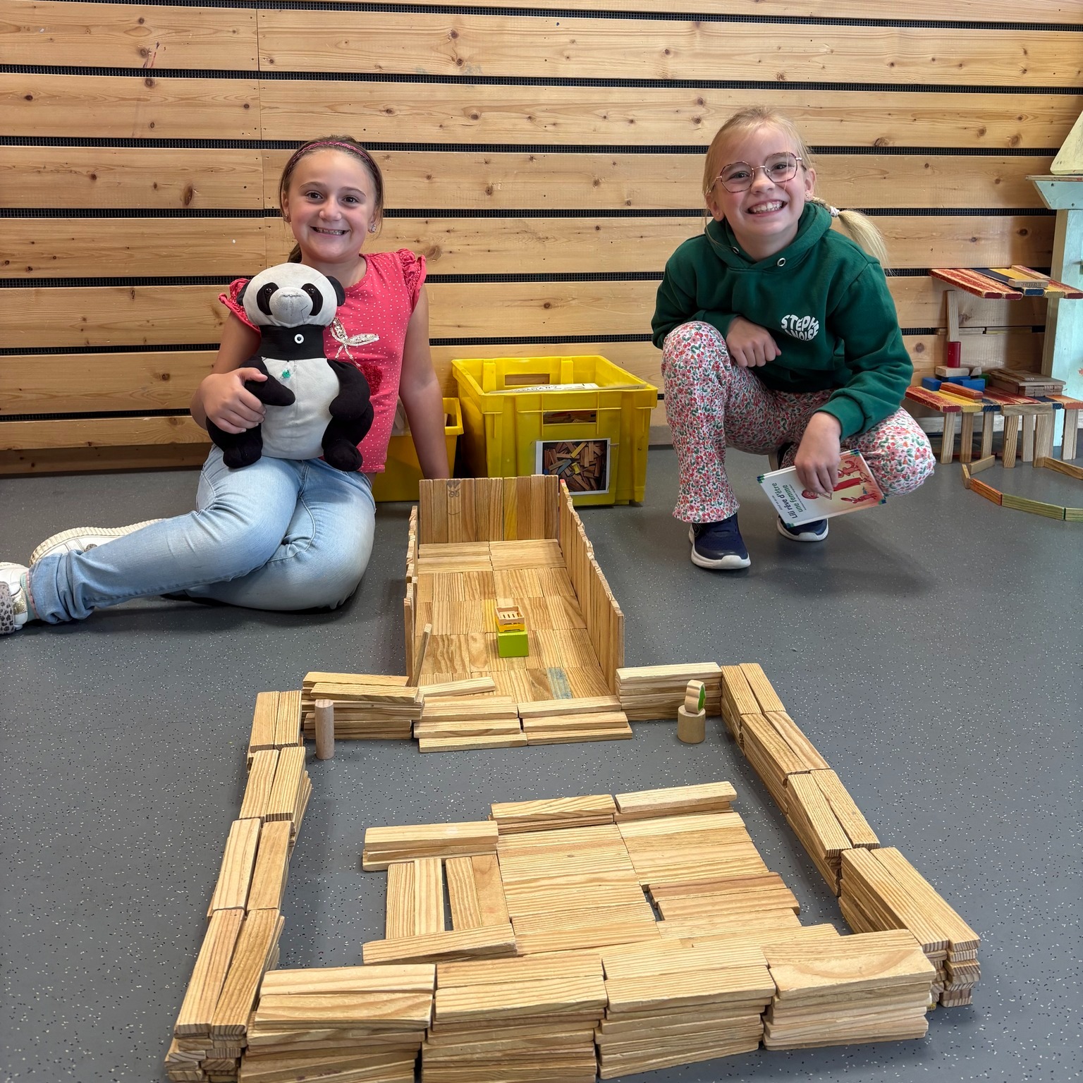 C’est ça, les temps libres au centre Planet’Air !
Créativité et Imagination ! 🏗
Nos petits architectes en herbe ont laissé libre cours à leurs idées pour donner vie à de belles créations.