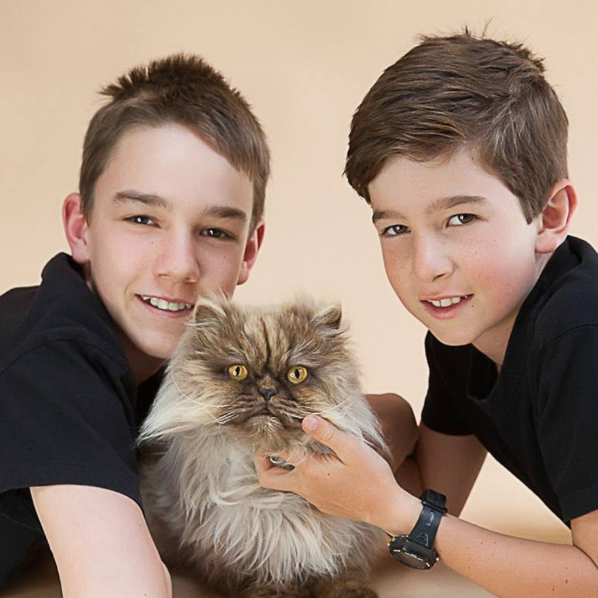 Cutest picture ever, how hard was that to shoot! These boys are older now, so they own this image for all time, priceless! #aucklandfamilyphotographer #siblingphotoshoot #catportraitphotography #catportraits #angelascottphotographer #angelascottphotographyinauckland #angelascott #angelascottphotographers