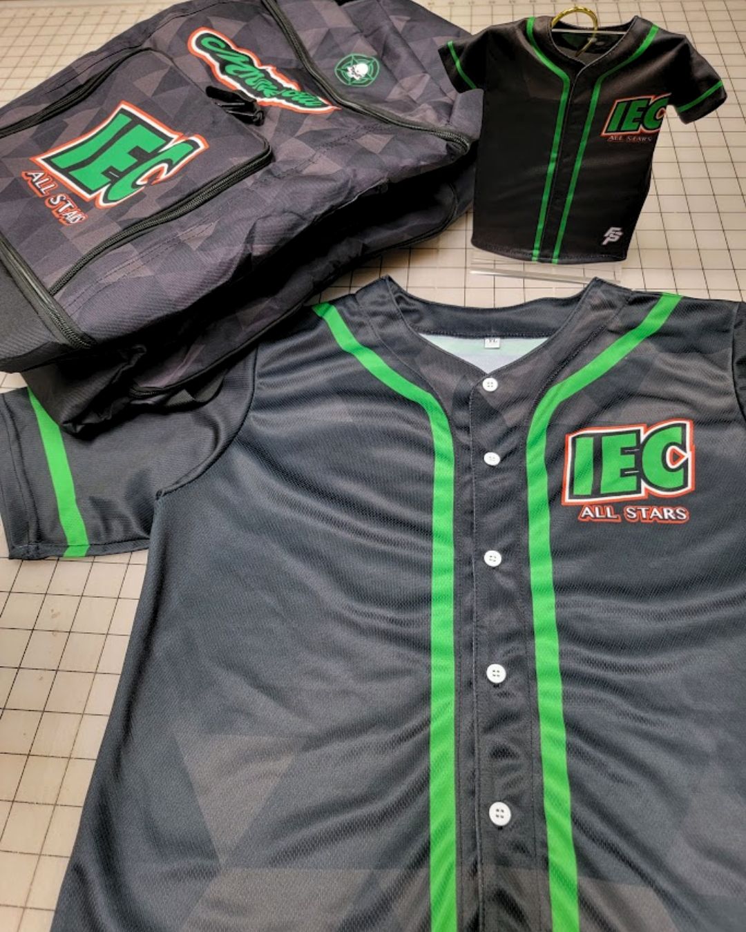 Here's a little throwback to these backpack and jersey samples made for IEC All Stars! Look at the teeny tiny jersey! Perfect size for a doll or even a small dog lol🤷♀️🐶
Email us at info@fspdesigns.com for your own custom printed apparel and accessories!
#FSPDesigns x @iec_allstars_planetspirit
*
*
*
*
*
#CustomApparel #printshop #CustomPrinting #jerseydesign #allstarcheer #cheerleading