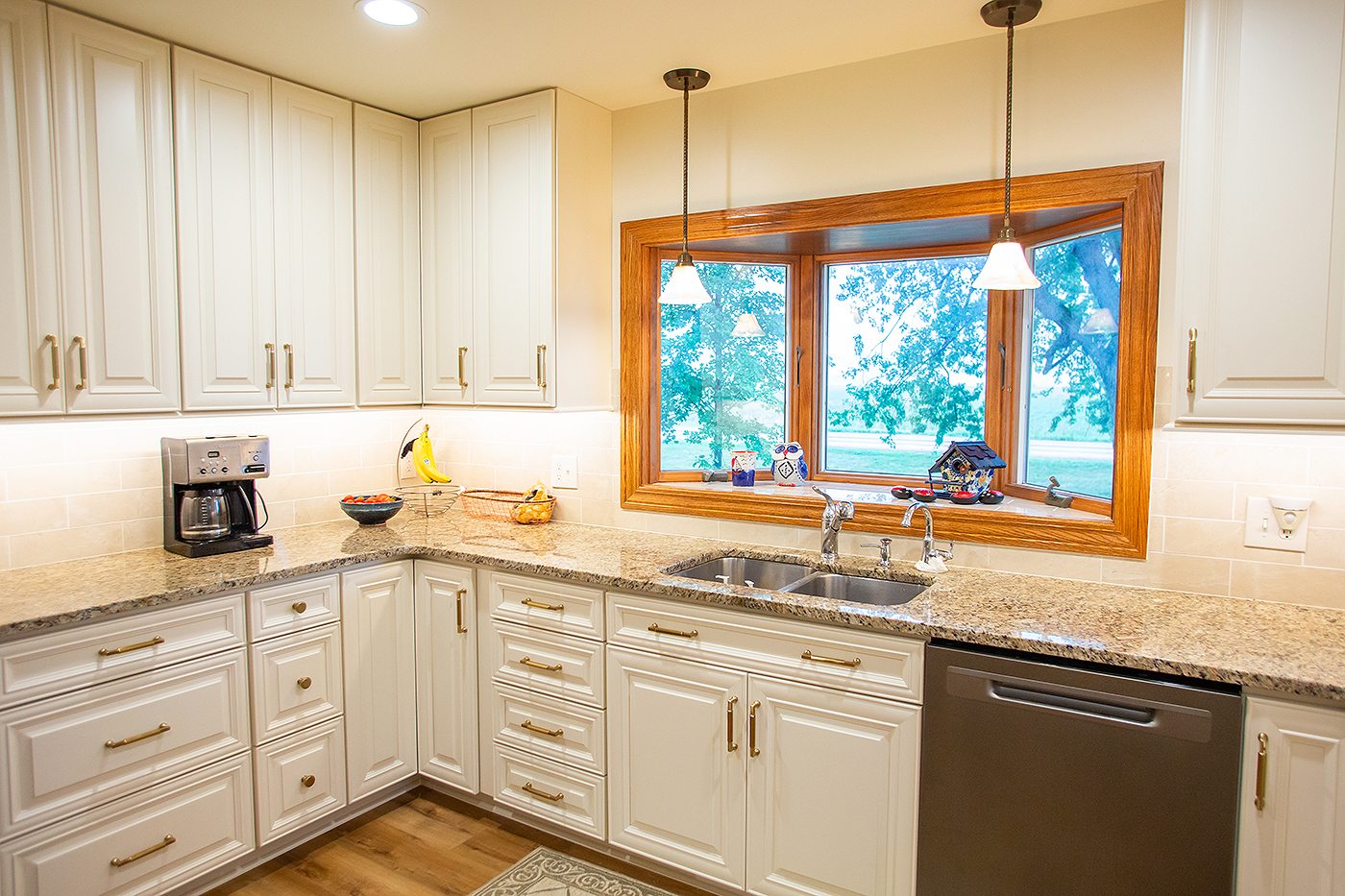 A classic, creamy white kitchen that feels timeless, fresh, and inviting. Lots of cabinetry for storage, paired with warm countertops and backsplash for a cozy finish. 10/10!
Michigan Contractor | Kitchen Remodel | Classic Kitchen | Bay City Builder | Cozy Kitchen | Country Kitchen