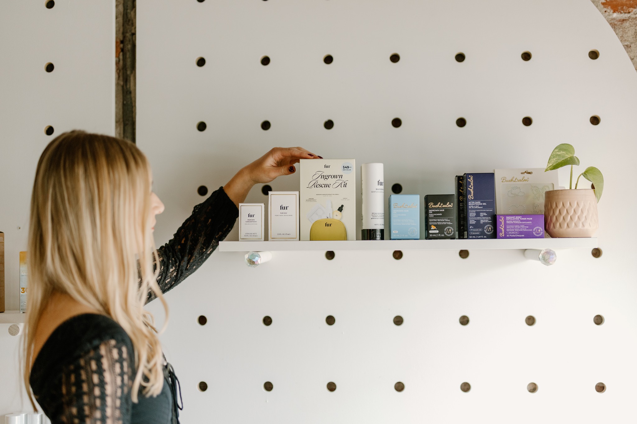 Did you know we carry so many of our fave products? 💕 Snag one during your appointment, or just pop in to shop! We love helping you find exactly what your skin needs. 🥰
#SelfCareIndy #indyselfcare #halfmoonbrow #NaturalBeauty #IndyBrows #IndyWomen #ShopIndyLocal #ThingsToDoInIndy #IndianapolisBeauty #pmu #BrowGoals #IndianaBrows #LashAndBrow