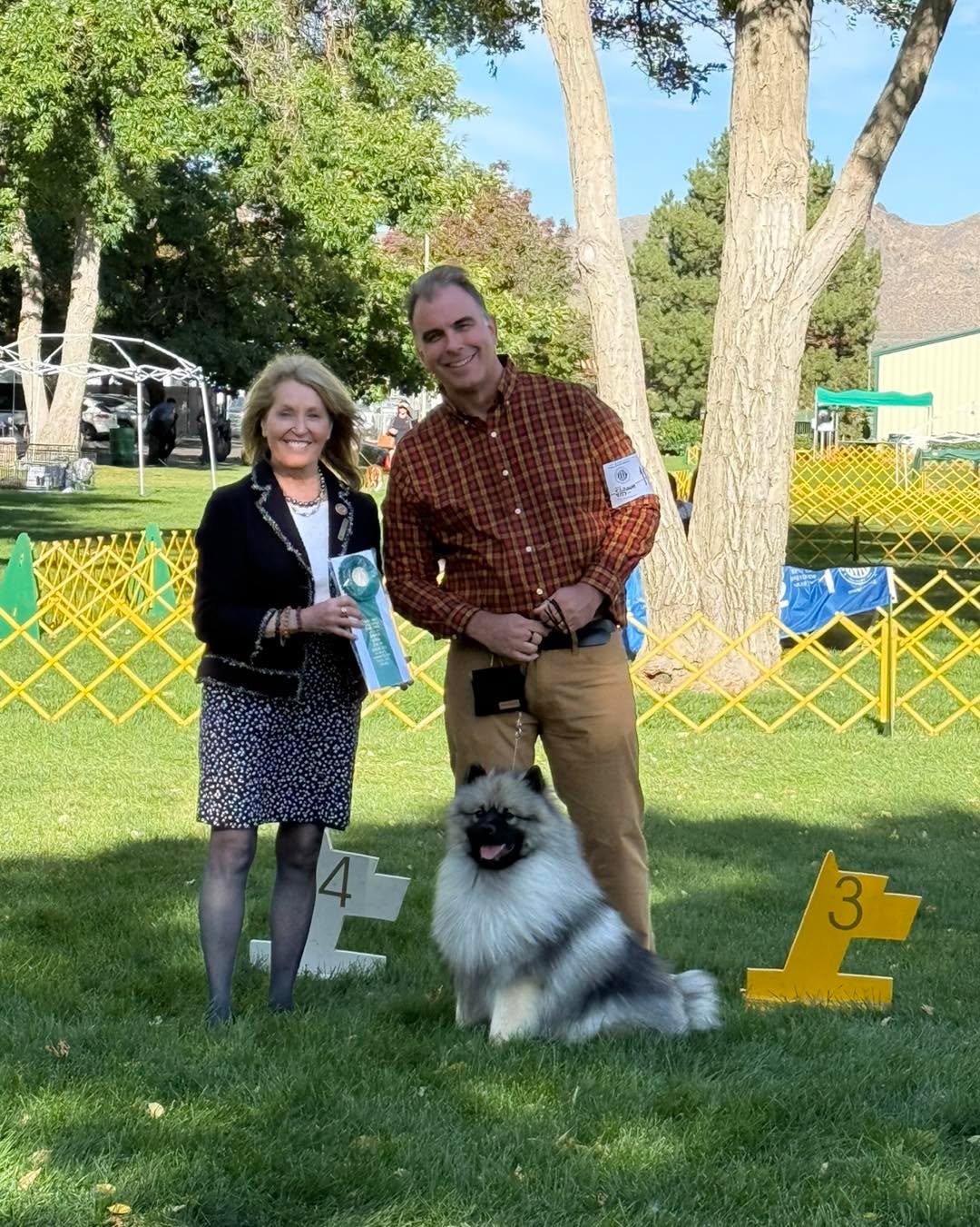 So thrilled to share that Wisco “Peregrine’s Feel That Dairy Air” made his grand showing debut with his new family by winning his first point, and an Owner Handler Group 3! What a way to start! Congratulations Anette, Eric and Wisco!
#showdogsoninstagram #showkeeshond #peregrinekeeshond #keeshondsofinstagram #keeshond