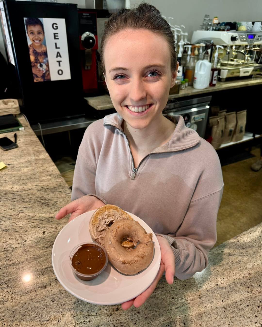 A toasted blueberry bagel with some yummy Nutella is the perfect way to start your Saturday morning! 🫐🍫😋
Come treat yourself to a delicious breakfast and your favorite coffee! ☕️🤎