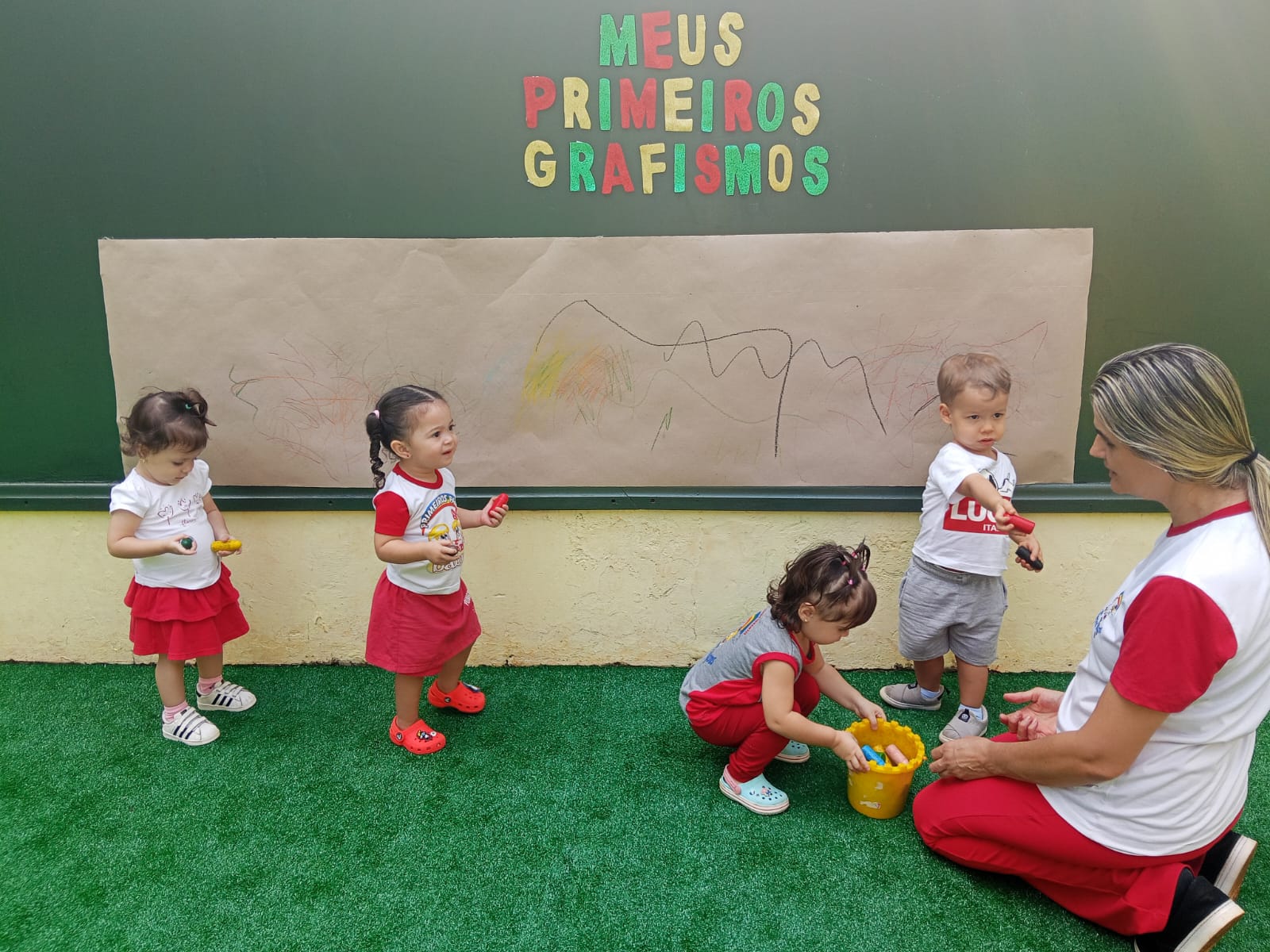 Traços, linhas, riscos, rabiscos - Berçário II - Boulevard
Os pequenos do Berçário II – Boulevard - participaram de uma atividade coletiva de “Meus primeiros grafismos”, explorando um grande painel e deixando suas marcas de forma livre e espontânea. Entre traços, linhas, riscos, movimentos e diferentes possibilidades, cada rabisco revela um pouquinho das descobertas dos alunos e das primeiras experiências com o desenho.
Cada criança experimentou seus próprios movimentos e deixou sua marca no trabalho do grupo. Uma experiência de expressão, exploração e muita curiosidade!
#primeirosgrafismos #berçario #primeirospassos #educaçãoinfantil #primeirospassocqb #riscoserabiscos