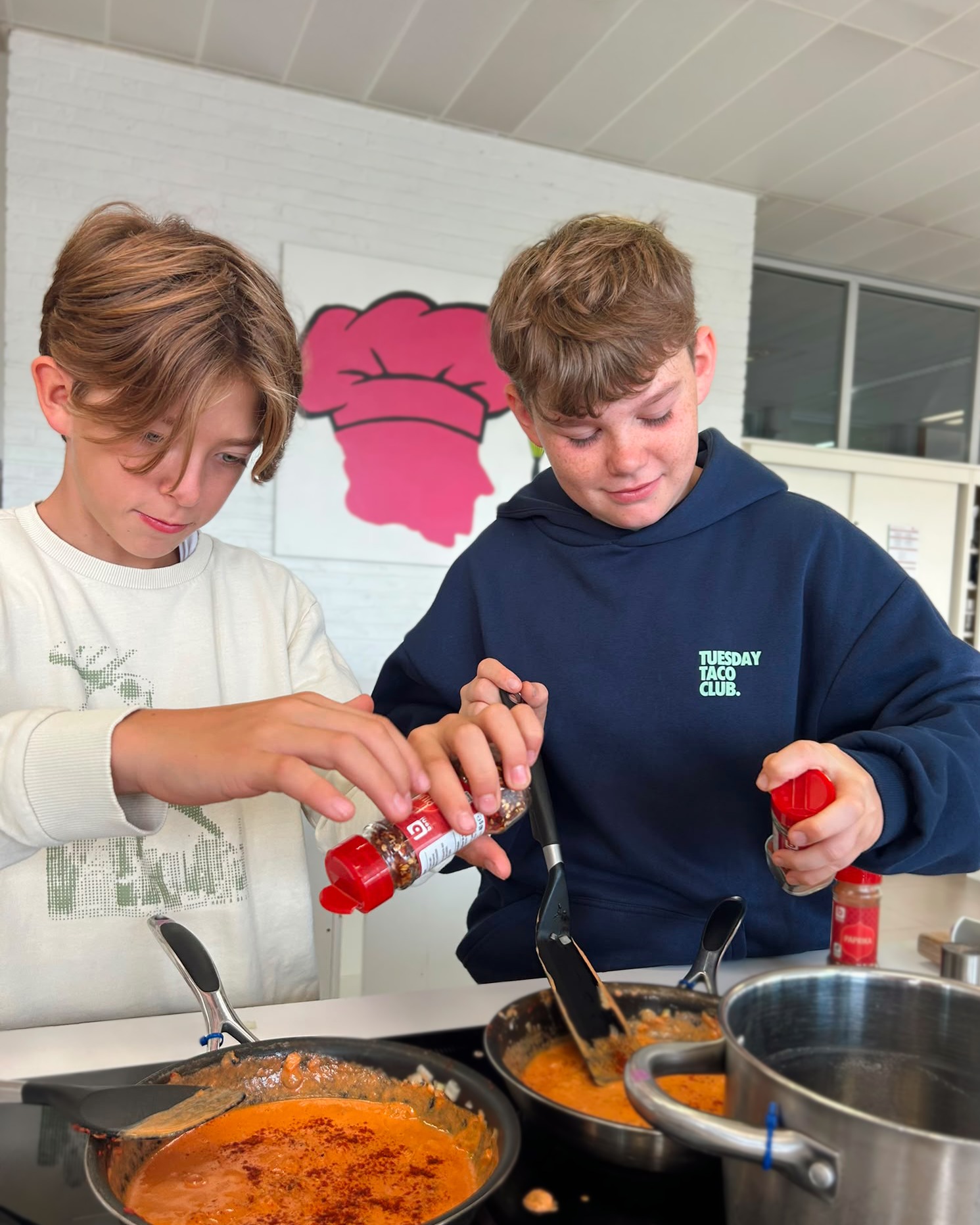 👩🍳 Tijdens de VVV-koken gaan onze leerlingen zelf aan de slag in de keuken! Ze bereiden verschillende gerechten, leren nieuwe kooktechnieken en ontdekken hoe leuk het is om te experimenteren met ingrediënten en smaken.
Het draait daarbij niet alleen om het nauwkeurig volgen van een recept. Onze leerlingen krijgen de ruimte om zelf keuzes te maken, nieuwe dingen uit te proberen en een eigen twist aan een gerecht te geven.
Door te proberen, te ontdekken en soms ook eens buiten de lijntjes te kleuren, leren ze vooral door te doen. Zo bouwen ze stap voor stap hun kookvaardigheden op én groeit hun vertrouwen om steeds zelfstandiger in de keuken aan de slag te gaan. 🍴