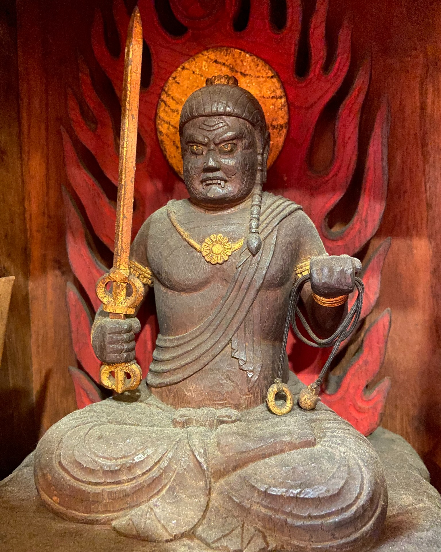 威徳寺本堂の小さな厨子に納められた不動明王さまです。
普段はそのお姿を目にすることはできませんが、年に一度、1月4日の「内陣参拝」の際には、本堂の内陣に入ることができ、間近でお参りいただけます。
少し気が早いですが、
来年の「内陣参拝」の際には、近くでお参りしてみてくださいね😊
#赤坂不動尊威徳寺 #威徳寺 #赤坂 #赤坂寺院 #東京のお寺 #寺院 #本堂 #不動明王 #不動明王さま #仏像 #仏さま #お不動さま #真言宗 #寺社巡り #お寺巡り #赤坂散歩