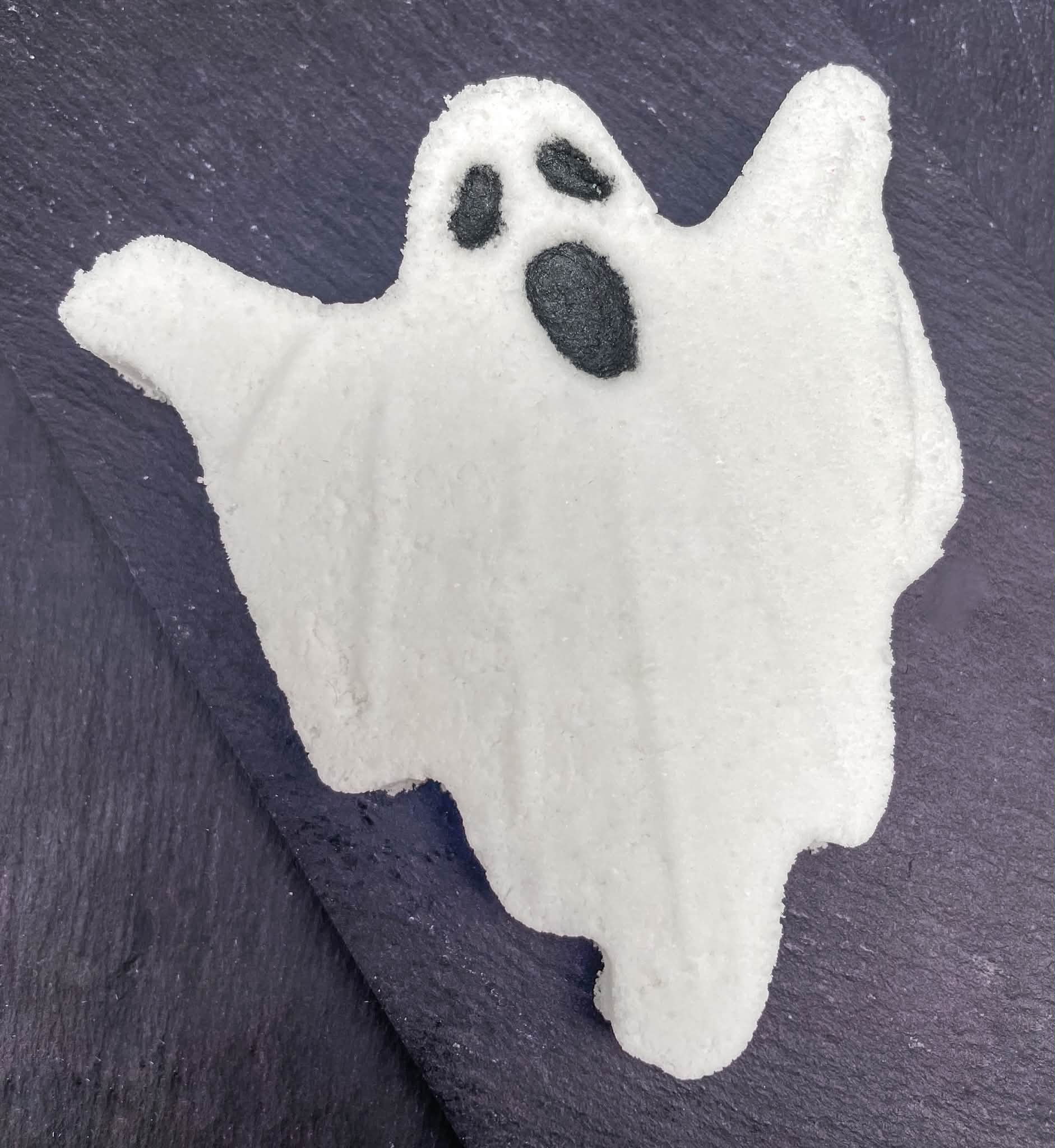 Badebombe „Spooky Ghost“❤️Kostenloser Versand❤️
* mit Liebe und Leidenschaft von Hand hergestellte Badebomben aus unserer eigenen Manufaktur
* nur natürliche Inhaltsstoffe
* wertvolles Mandelöl für die Hautpflege
Badebomben sind unschlagbar in Multitasking : Sprudelnd,duftend und bunt werden sie dich buchstäblich aus den Socken hauen!Verwöhnende Hautpflege darf natürlich bei uns auch nicht fehlen;wertvolles Mandelöl versichert,dass für deine Haut auch umfassend gesorgt ist, während deine Sinne eine Party feiern.Die beste Wahl für sensible und trockene Haut ist tatsächlich hochwertiges Mandelöl, das mit Vitamin E die Kollagenproduktion bewirkt.
Feines Meersalz versorgt zusätzlich die Haut mit wichtigen Mineralstoffen und erhöht die Widerstandsfähigkeit, deine Haut ist somit perfekt vorbereitet für weitere Pflegeprodukte. Durch das Meersalz wird die Haut gereinigt und gepflegt,etwaige Entzündungen können sogar gelindert werden!
Hauseigene Feuchtigkeit wird spielend leicht gebunden,also ein unschlagbares Team gemeinsam mit dem Mandelöl.Letztendlich ergibt das eine geschmeidige,gesunde und glückliche Haut, die verwöhnt wird,während du begeistert der sprudelnden Badebombe dabei zusiehst ,wie sie ein unglaubliches Duft- und Farberlebnis in deiner Badewanne für dich zaubert.
www.annaandjulie.com