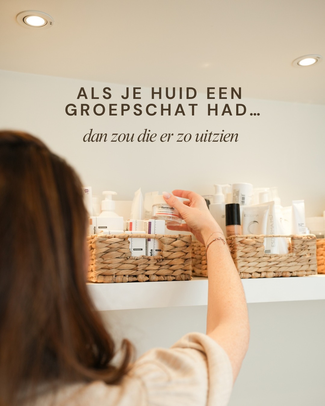 Als je huid een groepschat had, denk ik dat daar af en toe serieus geroddeld zou worden. 😂
“Waarom hebben we dát nu weer gekocht?”
“Gaan we nu écht alweer exfoliëren?”
“Ah ja, SPF. Die smeren we blijkbaar alleen als we op vakantie gaan?”
En ergens in een hoekje zit die puistjespatch waarschijnlijk te wachten:
“AH. EN NU HEBT GE MIJ NODIG?” 👀
Misschien is je huid dus helemaal niet zo moeilijk.
Misschien heeft ze gewoon nood aan iets minder chaos, iets minder TikTok-aankopen en iemand die eindelijk eens zegt wat ze écht nodig heeft. 😉
Want goeie huidverzorging hoeft niet uit 14 stappen en een badkamerkast vol halfgebruikte potjes te bestaan.
Wel uit de juiste producten voor jóúw huid. En daar help ik je met veel plezier bij. 🤎
Veel liefs,
Lien
Pur’elle Huidinstituut
☎️ 0494 58 65 50
📩 info@purelle.be
🌍 www. purelle .be
📍Kumtich (Tienen)