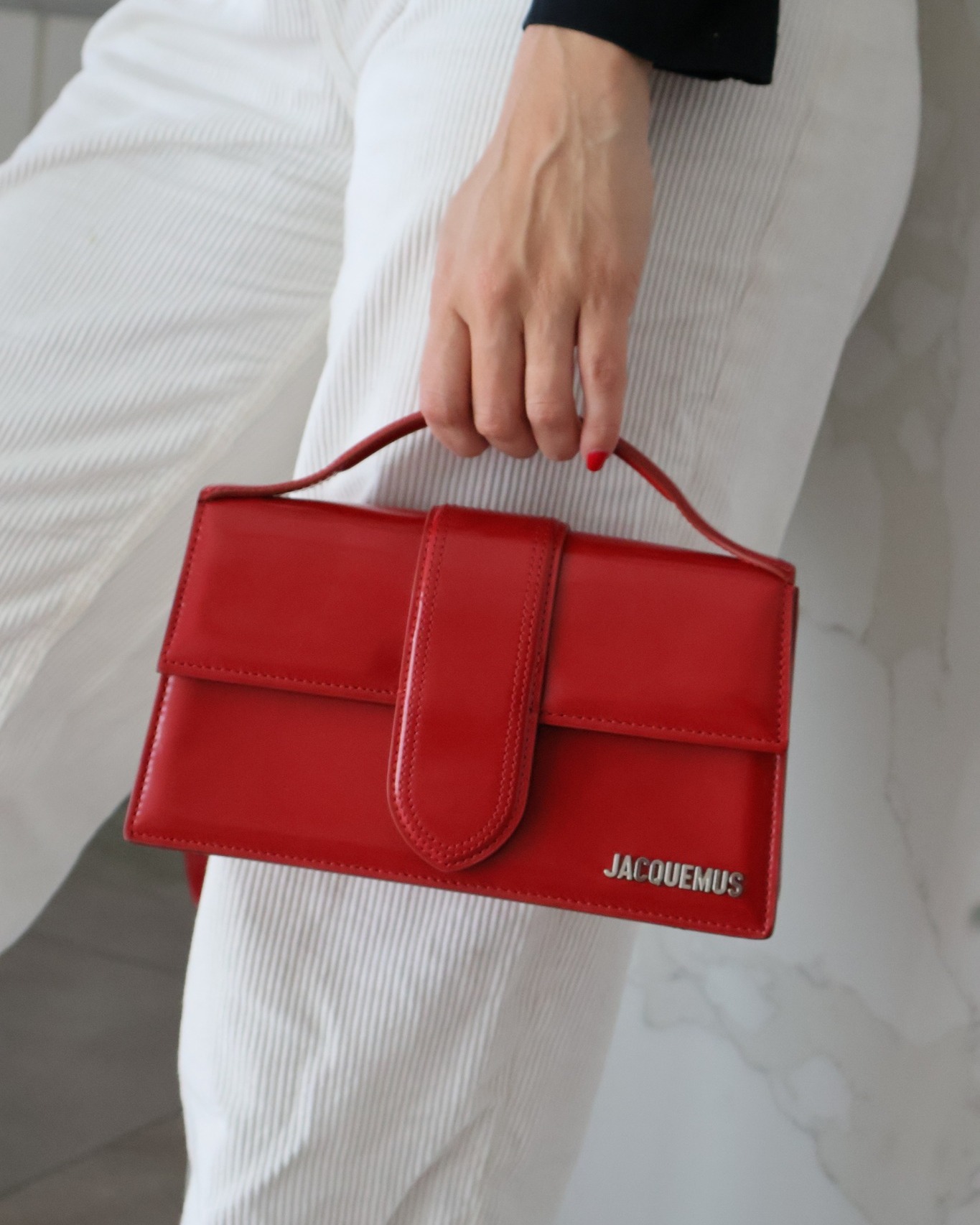 Una mini que demuestra que no hace falta llevar de más para sumar personalidad al look❤️ Reservala en comentarios y te la enviamos a donde estés!
No somos socios comerciales de las marcas consignadas.
#jacquemus #luxurybags #secondhand #thecircleboutique