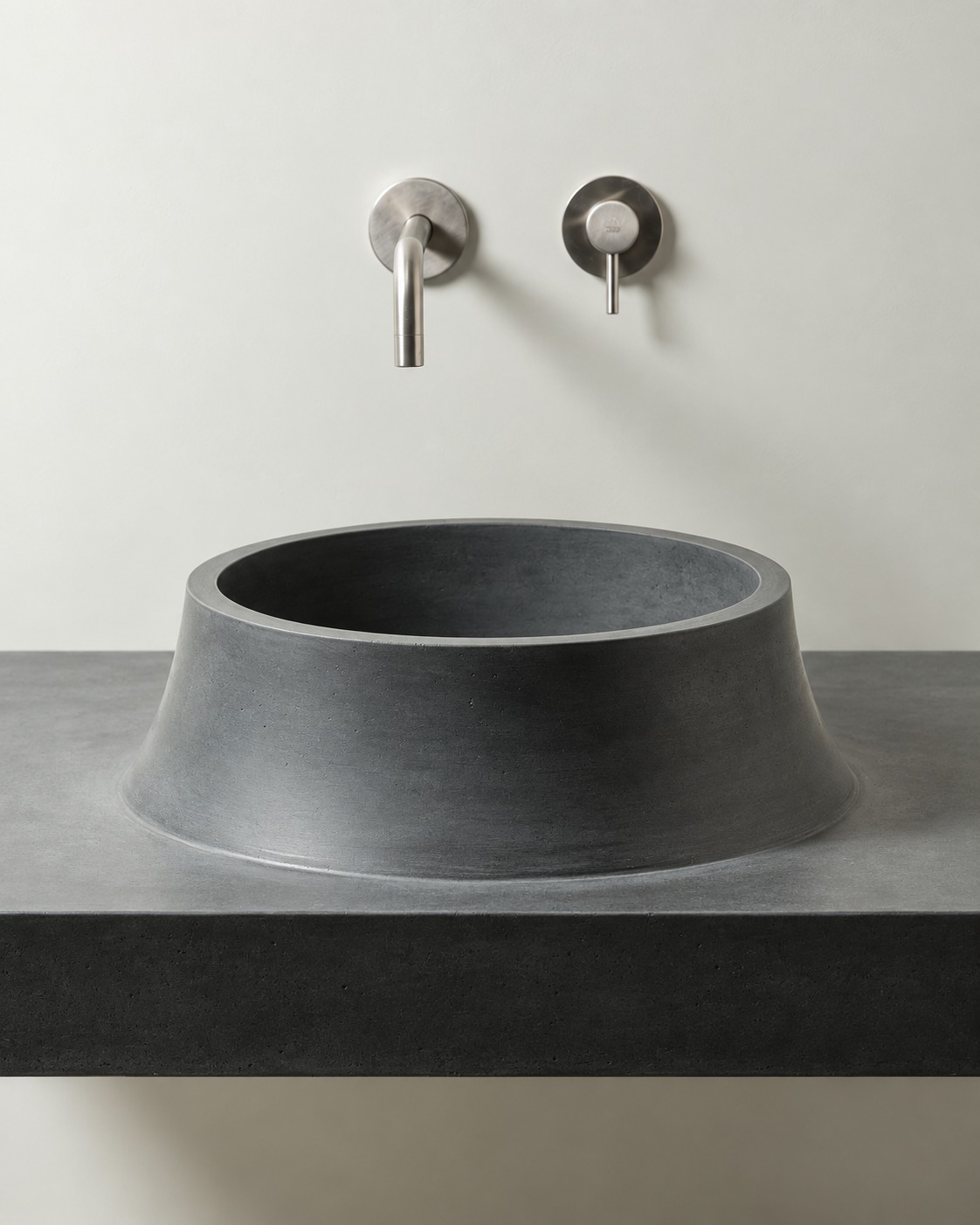 La materia diventa parte del progetto.
Il cemento GFRC di Cemento Line prende forma in complementi d’arredo su misura, tra geometrie essenziali e superfici materiche.
Da Forme & Superfici selezioniamo soluzioni capaci di unire funzione, design e personalizzazione.
📍 Via Laurentina 183, Roma