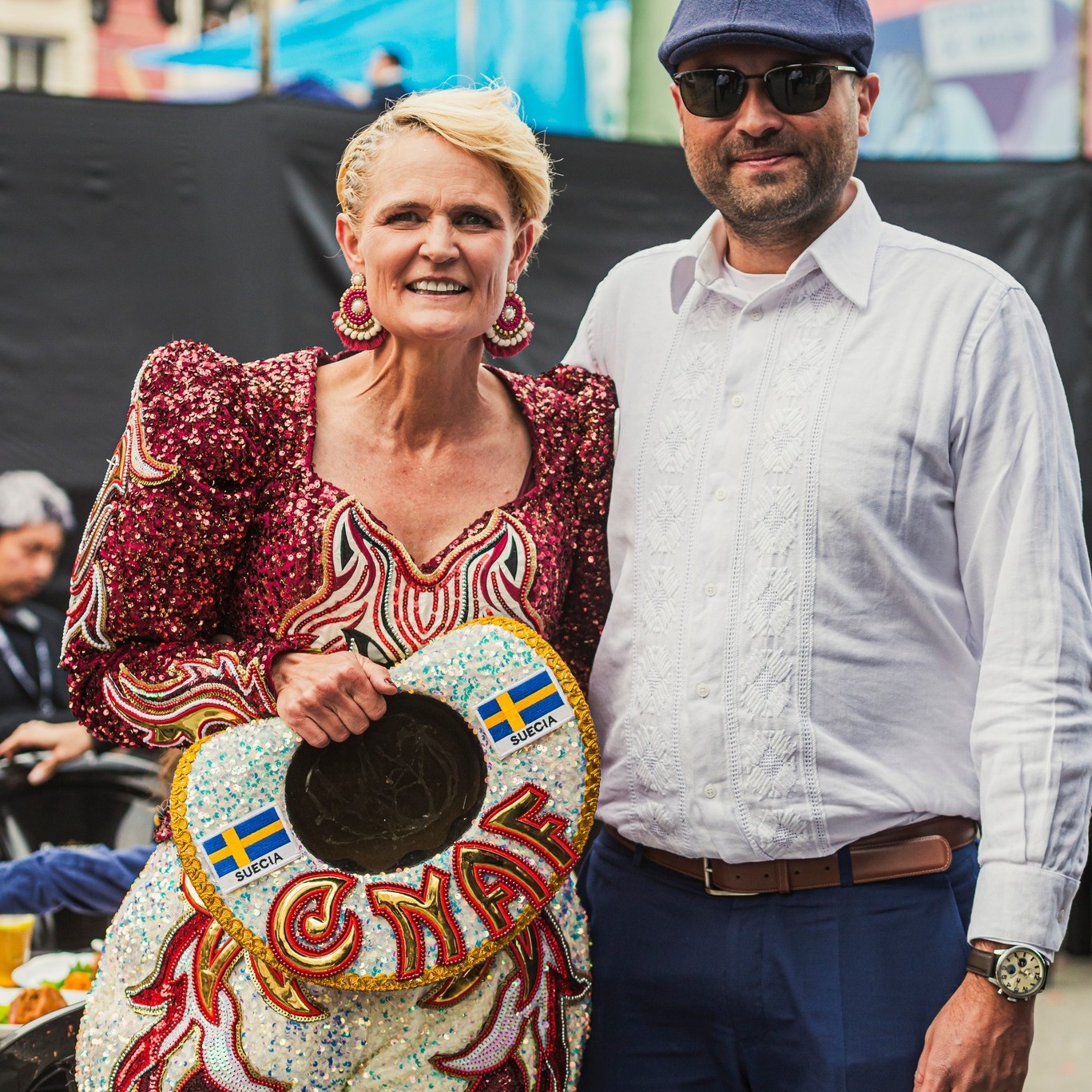 #TBT al Gran Poder de La Paz 🎊🇧🇴
En agosto asistí con mi cámara a una de las entradas folklóricas más impactantes que he presenciado.
Tuve el honor de fotografiarme con la embajadora de Suecia @johannateague , quien baila con gran pasión; con Silvana, bailarina de Morenada del Ministerio de Agricultura, cuyo traje de lentejuelas pesa varios kilos; con una cholita que expresa siglos de identidad en su sombrero "bombín"; y con los Prestes Mayores, el matrimonio que ocupa un lugar de honor durante el desfile.
Me alegra haber vivido y fotografiado estos momentos. La cultura se comparte y los recuerdos se construyen con fotografías. 📷
Ph: @pau_lia_
#GranPoder #Bolivia #Folklore #Morenada #Cholita #Cultura #TBT #FabricandoRecuerdos