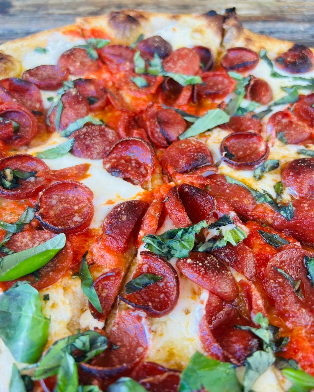 🥇Andy's Favorite Pizza!
🍕Crushed tomato sauce with mozzarella and pecorino cheese, extra virgin olive oil, little pepperoni’s, and finished with spicy honey & fresh @tygerriversf basil! Yum!
😋Available on regular or gluten free crust at all locations!
#pepperoni #pizza #gvldaily #greenville360 #offthegridgreenville