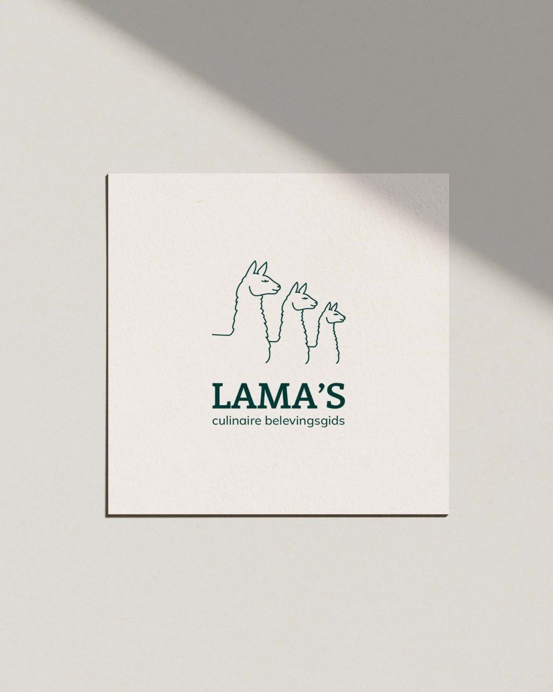 Voor ‘De Lama’s’ ontwikkelde ik een premium merkidentiteit voor een culinaire gids die gastronomie combineert met unieke ervaringen. De strategie vertrekt vanuit het idee dat een bestemming meer is dan alleen het bord: sfeer, verhaal en beleving maken de ervaring compleet.
De visuele identiteit combineert de verfijning van klassieke culinaire gidsen met een frisse, karaktervolle uitstraling. Het logo vormt de basis van het merk en krijgt extra herkenbaarheid door de lama pootjes: een speels alternatief voor de traditionele sterren en meteen een eigen visuele taal voor ‘De Lama’s’.
Typografie, kleuren, emblemen en grafische details werden zorgvuldig op elkaar afgestemd om het merk een kwalitatieve én toegankelijke uitstraling te geven. Zo ontstaat een herkenbare huisstijl die perfect past bij de combinatie van gastronomie, ontdekking en beleving.
#brandidentity #brandingdesign #visualidentity #hospitalitydesign #restaurantbranding #belgiandesign #brandstorytelling #studiohermine