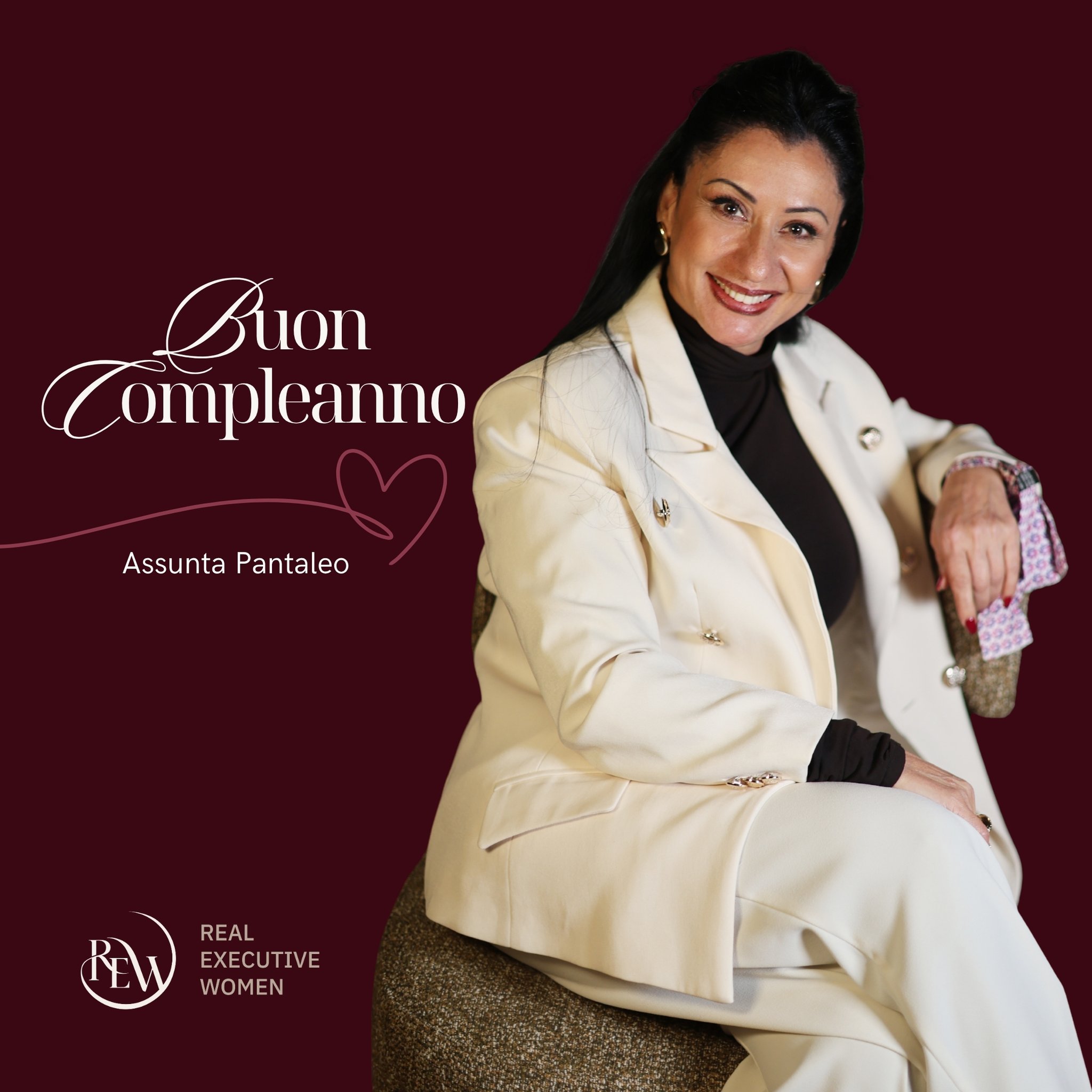 Oggi festeggiamo Assunta Pantaleo, anche se per noi ormai è semplicemente Tina. ❤️ @a.p.tina_
Definirla una socia REW sarebbe riduttivo perchè è ormai una delle colonne portanti della nostra associazione, sempre pronta a dare una mano al Comitato, a esserci quando serve e, soprattutto, a tenere unite le persone con quella spontaneità che le viene naturale.
Il suo sorriso contagioso riesce a riportare leggerezza, a farci sorridere e a ricordarci quanto sia bello fare le cose insieme anche nei momenti più difficili.
Nonostante sia, come tutte noi, impegnata nella sua attività professionale, quando c’è qualcosa da organizzare, la sua energia esplode: coinvolge, trascina e in qualche modo riesce sempre a far venire voglia anche agli altri di mettersi in gioco.
Cara Tina, oggi vogliamo dirti grazie anche per tutto questo. Per l’entusiasmo, per la disponibilità e per il modo in cui contribuisci ogni giorno a quello spirito associativo che per REW conta così tanto.
Ti auguriamo di ricevere almeno un po’ di tutta l’energia, l’affetto e i sorrisi che continui a regalare a noi. 🥂❤️