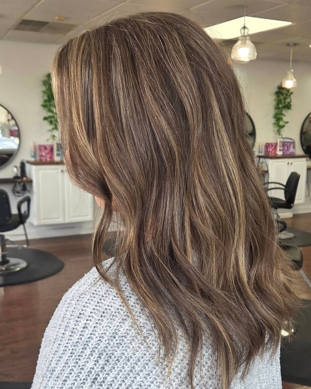 🩶 Grey blending!
Embrace your natural self! You dont always have to cover all those sparkles, sometimes they just need a little something to spruce them up!! ✨️
Hair by Cari Perce at Trends Terra Bella
