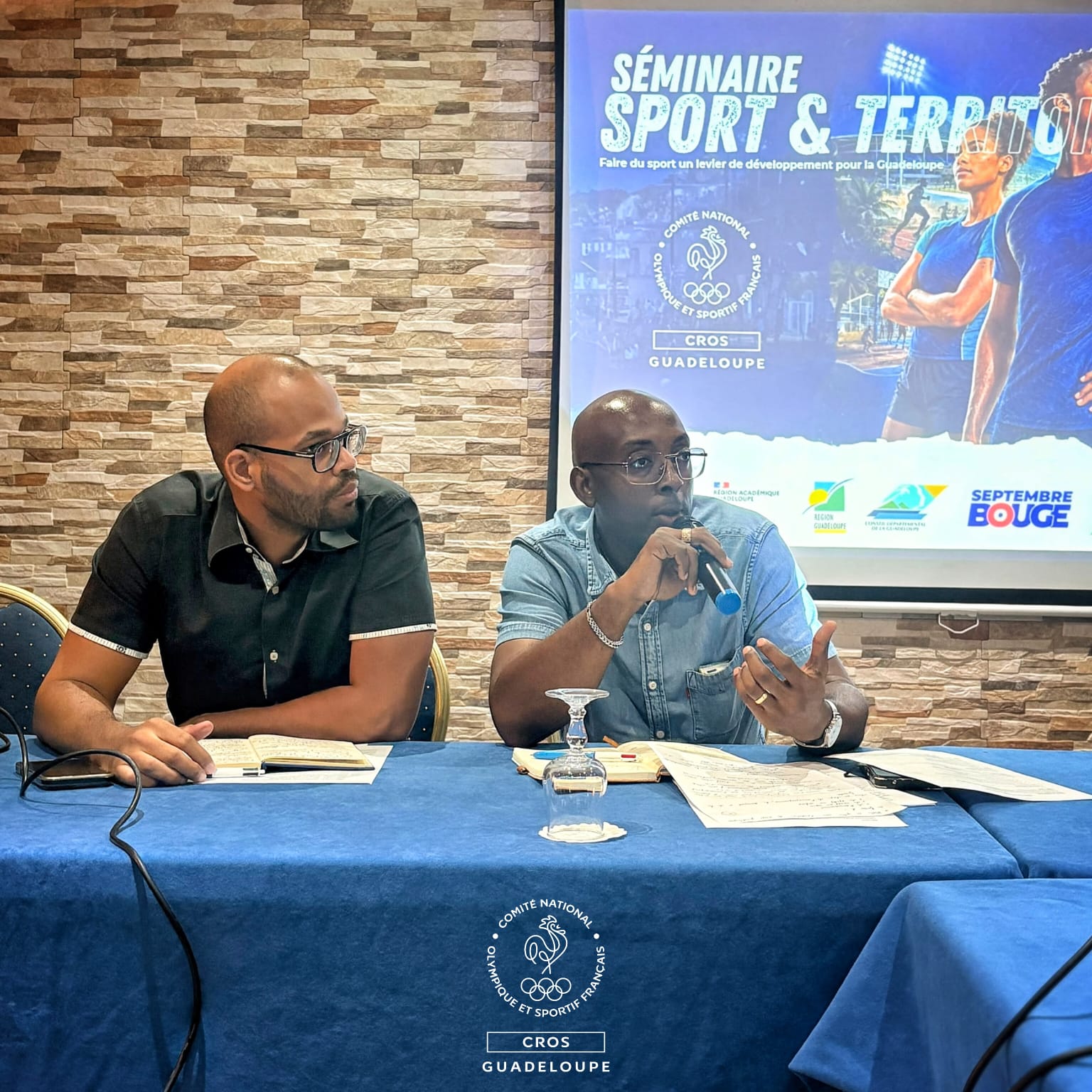📸 Derrière chaque table ronde, des femmes et des hommes pour faire avancer les idées.
À l’occasion de notre séminaire « Sport et Territoire », nos modérateurs et rapporteurs ont eu une mission essentielle : faire circuler la parole, confronter les points de vue, faire émerger des propositions et restituer fidèlement la richesse des échanges.
Pendant plusieurs heures, les participants ont travaillé autour de 5 enjeux majeurs pour l’avenir du sport en Guadeloupe :
🏫 Sport, éducation & insertion
🏅 Sport de haut niveau
🏟️ Infrastructures sportives
📈 Économie & attractivité
🤝 Gouvernance collective
🙏 Merci à nos modérateurs, rapporteurs et à l’ensemble des participants pour leur implication.
Les échanges sont terminés. Le travail, lui, commence maintenant.
#CROSguadeloupe #SportEtTerritoire #Guadeloupe #SportGuadeloupéen #MouvementSportif #Territoire #Gouvernance #Sport #ConstruireEnsemble