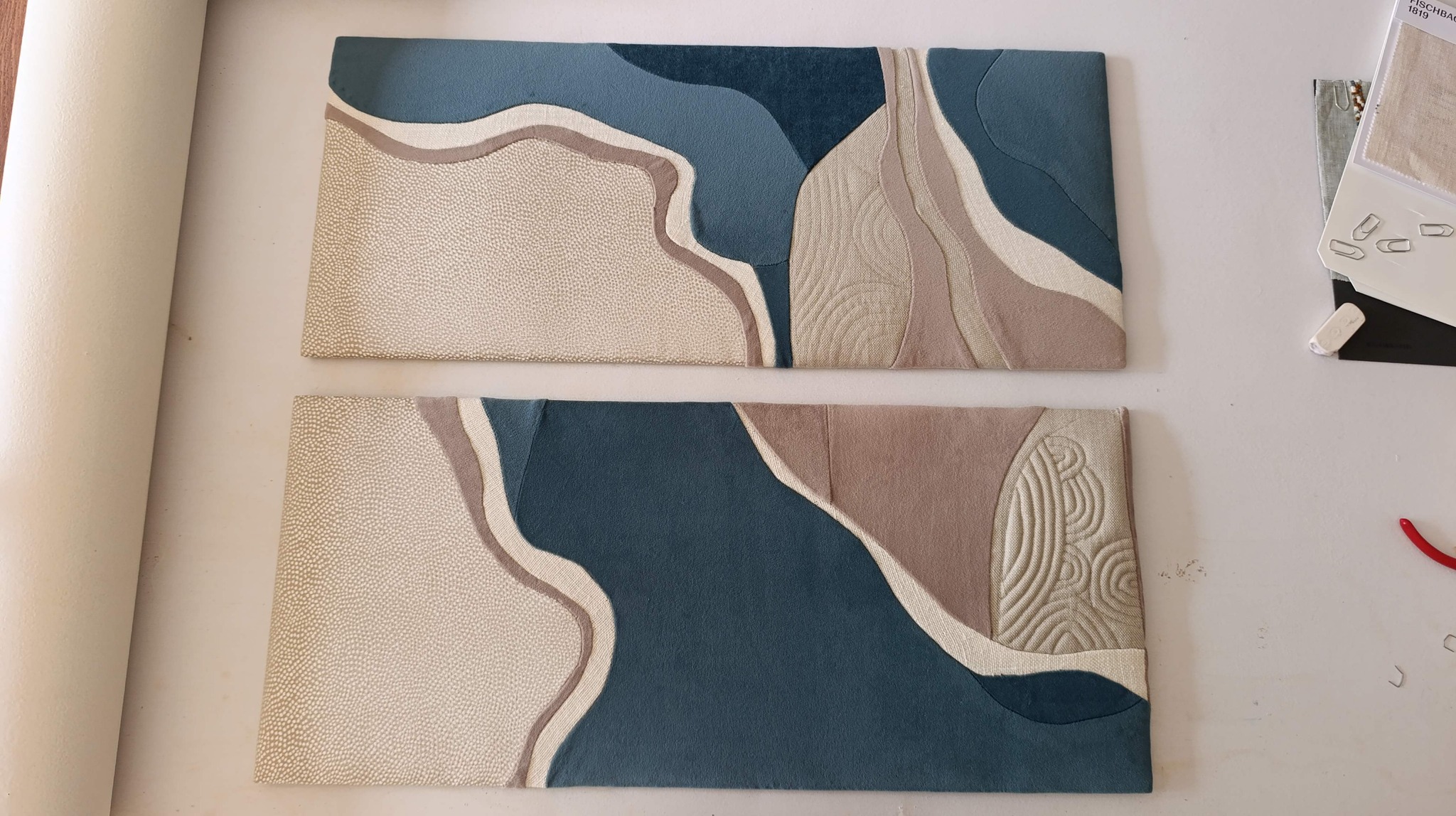 ✨ Un départ qui me touche particulièrement… ✨
Aujourd’hui, je ressens une immense joie, mêlée à une petite émotion, en voyant partir de mon atelier deux de mes œuvres emblématiques, inspirées par les couleurs et la lumière du Golfe du Morbihan. 💙
Ces tableaux ont accompagné une part de mon chemin artistique. Ils portent en eux ces paysages qui me sont chers, cette lumière si particulière du Golfe, ses nuances, ses horizons et toute l’émotion que j’essaie de transmettre à travers mes couleurs.
Les voir quitter mon atelier pour rejoindre une nouvelle histoire est toujours un moment particulier pour moi. C’est à la fois un petit pincement au cœur… et surtout une immense satisfaction de savoir que mes œuvres vont continuer leur voyage, loin d’ici, dans un nouvel univers.
Merci infiniment à celles et ceux qui choisissent de faire entrer mon travail dans leur vie. 🙏
C’est une grande reconnaissance pour moi, et une belle raison de continuer à créer, encore et toujours, inspirée par notre magnifique Golfe du Morbihan. 🌊🎨
Bon voyage à ces deux œuvres… et merci pour ce nouveau chapitre. 💙
#GolfeDuMorbihan #Artiste #textile #ArtContemporain #Morbihan #ArtBretagne #decoratrice #CréationArtistique #CouleursDuGolfe #Bretagne #Atelierdart