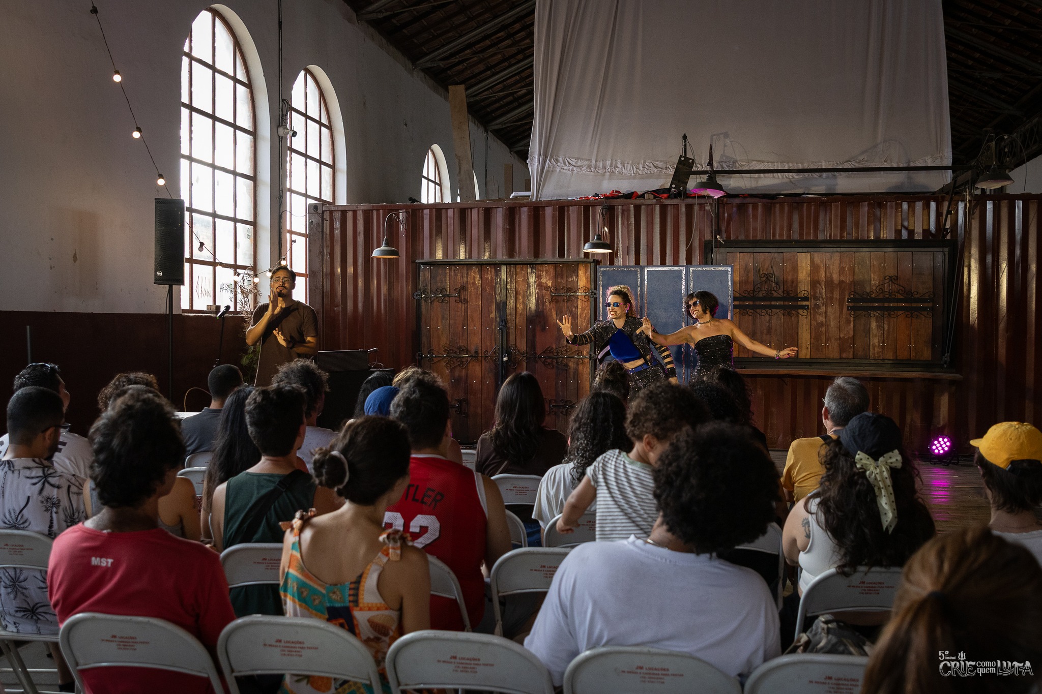 A Sala dos Toninhos ficou pequena para tanta risada, surpresas e encantamento com O Último Show, da dupla Vick & Greta 🎪✨ Entre acrobacias, bambolês, equilíbrio e muito humor, vivemos uma tarde daquelas que fazem a gente sair com o coração mais leve e um sorriso no rosto.
Agradecemos a todas as pessoas que estiveram com a gente, rindo, vibrando e compartilhando esse momento tão bonito. Ver o espaço cheio de vida, encontros e trocas é o que faz o CRIE acontecer 💥 Foi uma alegria enorme receber vocês!
Seguimos compartilhando arte, encontros e momentos inesquecíveis ao lado de vocês. Foi bonito ver a Sala dos Toninhos pulsar com tanta troca, alegria e presença.
📷 Registros por @ninapires_fotoevideo