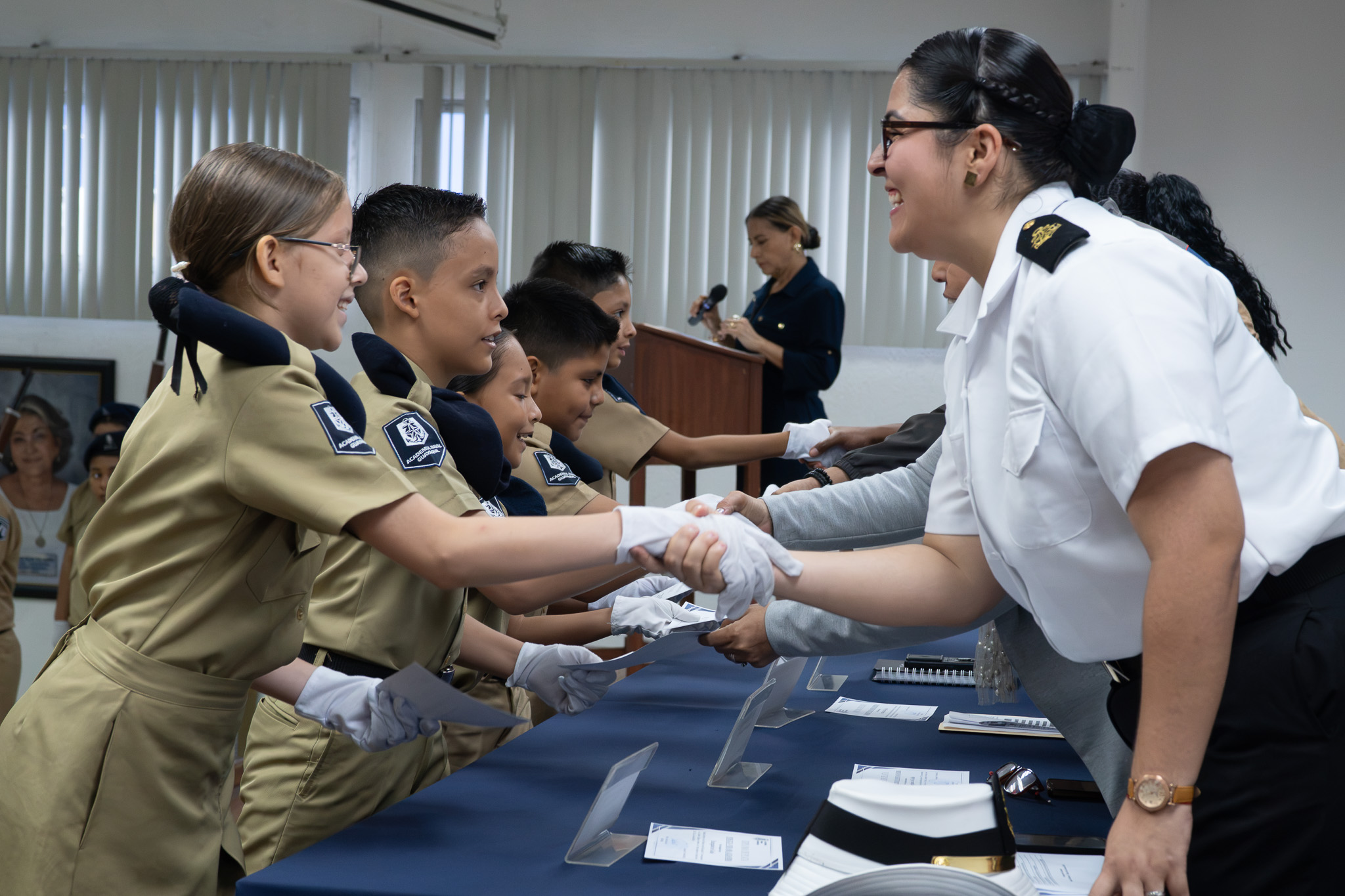 ⚓🎖️ Detrás de cada reconocimiento hay esfuerzo, constancia y metas alcanzadas.
Con orgullo celebramos la ceremonia de Comandantes y Encargados de Curso, en la que nuestros cadetes fueron reconocidos por su destacado aprovechamiento académico. Esta distinción refleja la dedicación con la que han asumido su formación y el compromiso que demuestran cada día en las aulas. 📚💙
Su designación también representa una oportunidad para fortalecer su liderazgo, acompañar a sus compañeros y asumir nuevas responsabilidades con respeto y espíritu de servicio.
Nota: Para ver más fotos del evento visita nuestra página en Facebook.
#AcademiaNavalGuayaquil #OrgulloNavalino #ComandantesYEncargadosDeCurso #ExcelenciaAcadémica #Liderazgo