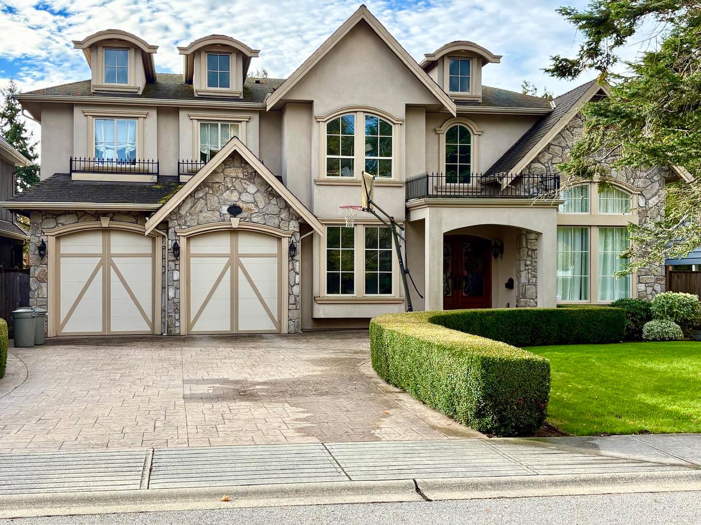 Big, bold pieces of rhyolite give some presence to this project and gave us an excuse to put our hammers through their paces! Let’s talk about hand shaped natural stone, you guys…
#naturalstone #masonry #stonemasonry #stonework #lowermainlandconstruction #tsawwassen #StoneVeneer #StoneMasonryExperts #blackdiamondmasonrytotallyrules