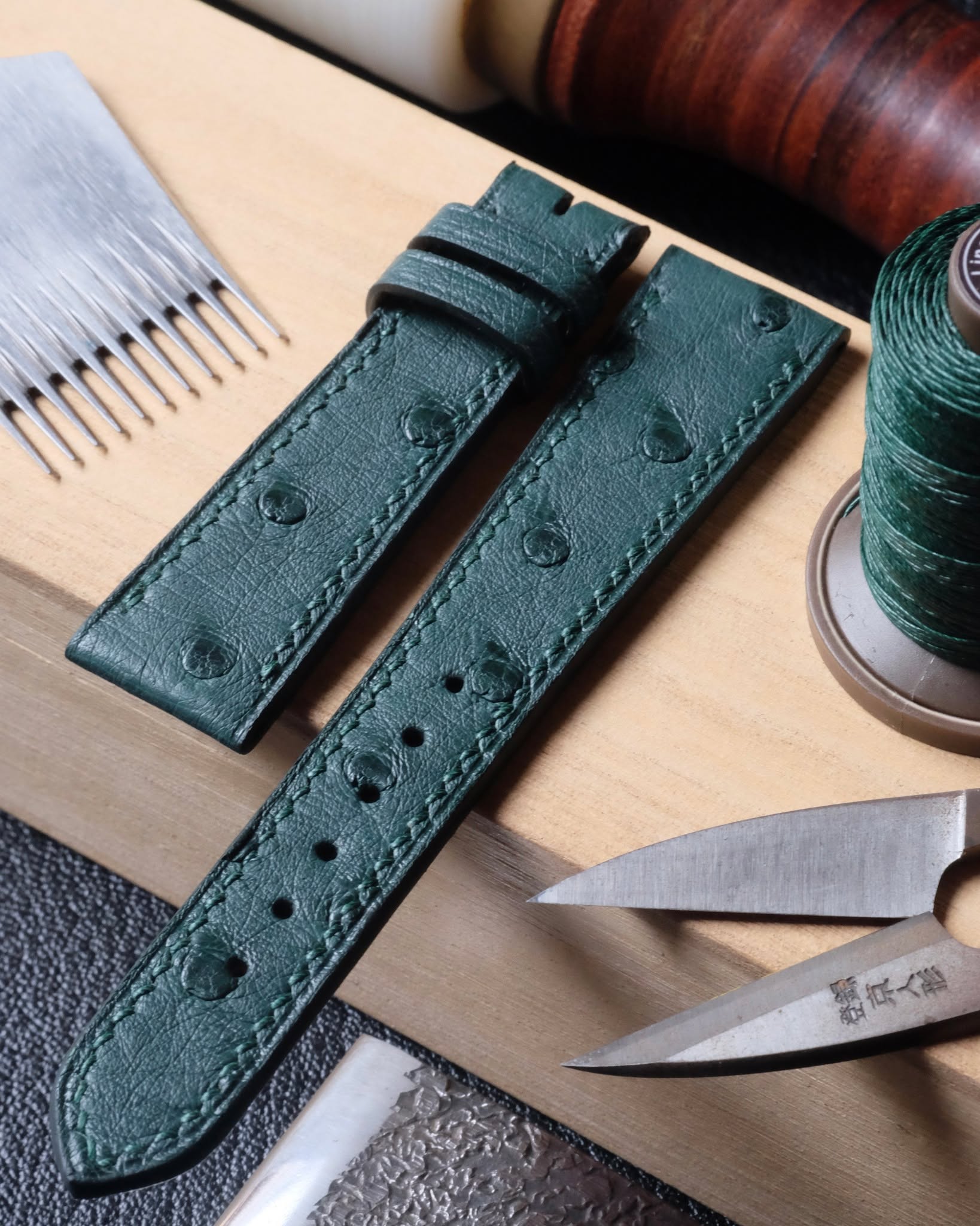 🇧🇪🖐🏻 Un bracelet de montre se définit aussi par des choix que l'on remarque à peine.
Ici, les trous ronds de 1,5 mm donnent une ligne particulièrement précise au bracelet.
La couture S en fil de lin Deep Green apporte ensuite son rythme régulier, tandis que les tranches Dark Green prolongent la couleur du cuir d’autruche.
À l’intérieur, le veau Zermatt complète cette création avec une matière différente, choisie pour accompagner l’ensemble.
C'est cette accumulation de décisions — matière, doublure, fil, couture, tranches et perforations — qui permet de créer une pièce véritablement personnalisée.
Si vous pouviez modifier un seul détail de ce bracelet, lequel choisiriez-vous ?
#atelierdecoster #decoster #artisan #handmade #handstitched #handmadeinbelgium #madeinbelgium #watchstrap #ostrichleather
