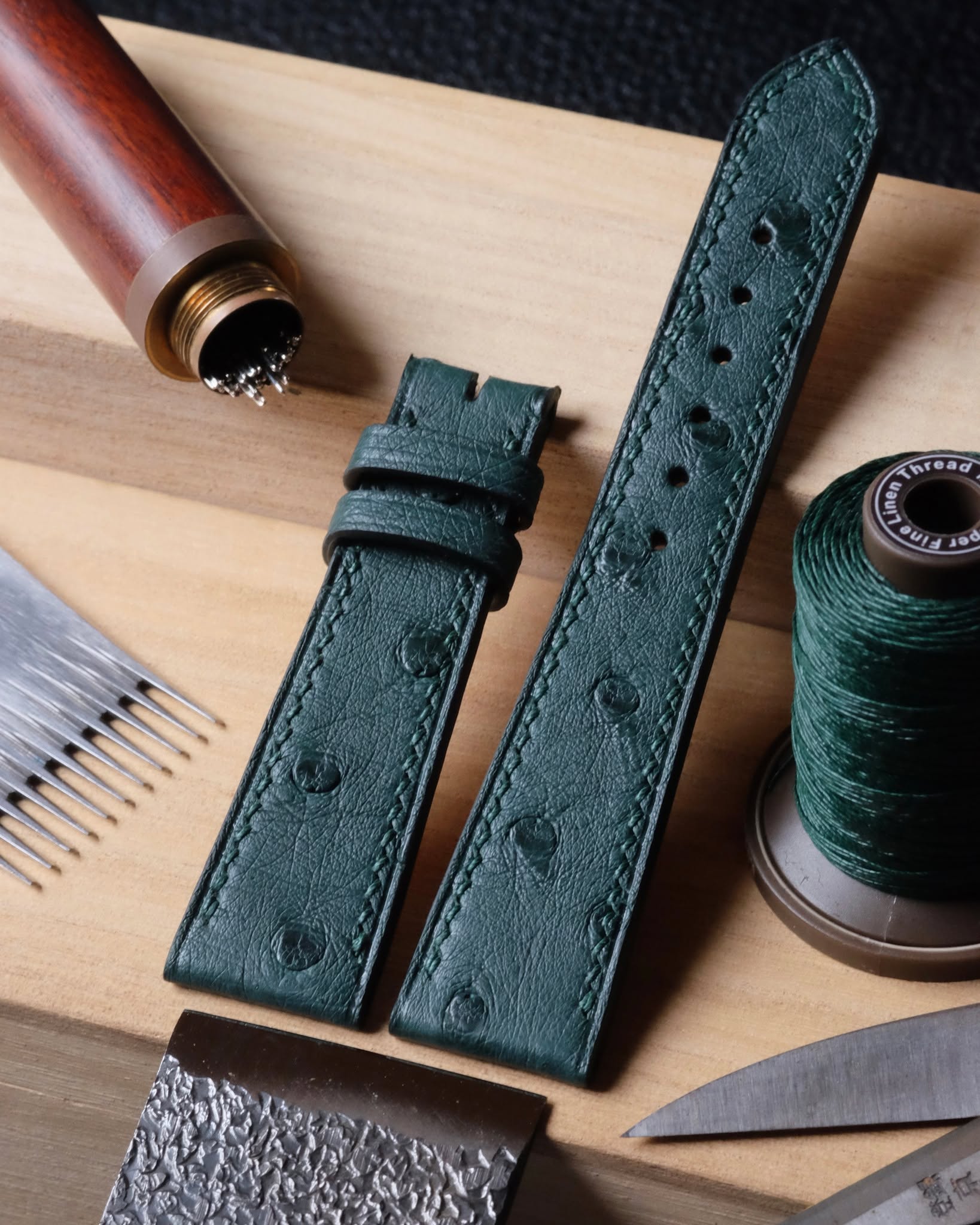 🇧🇪🖐🏻 Une teinte profonde, jusque dans les finitions.
Configuration de cette création
⌚ Bracelet de montre plat (3 mm d’épaisseur), entièrement fait main et cousu main.
• Cuir extérieur : Autruche Vert
• Doublure : Veau Zermatt
• Fil de lin : Deep Green (couture S)
• Peinture des bords : Dark Green
• Trous : Ronds, 1,5 mm
Cette création a été réalisée sur mesure, selon les choix de son propriétaire.
Le cuir d’autruche Vert apporte son caractère et son relief, tandis que le veau Zermatt accompagne l’intérieur avec une finition sobre et élégante.
Le fil Deep Green et les bords Dark Green prolongent naturellement la teinte du cuir extérieur.
Une création entièrement faite main et cousue main, réalisée avec précision dans notre atelier.
#atelierdecoster #decoster #artisan #handmade #handstitched #handmadeinbelgium #madeinbelgium #watchstrap #ostrichleather