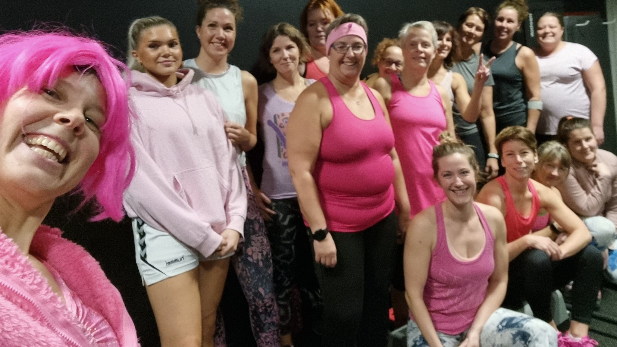 🩷 ROSA VECKA PÅ ENERGICENTER – V.42 🩷
Vecka 42 färgar vi träningen rosa för att vara med i att uppmärksamma Cancerfondens viktiga arbete. ALLA har vi en någon i vår omgivning och vi KAN göra skillnad! Varje krona är ett steg mot tidigare upptäckt, bättre behandling, snabbare återhämtning och mindre förekomst. Självklart samlar vi under veckan in donationer och skickar in till cancerfonden från oss tillsammans när veckan är slut! Bidra gärna!
Kom i något rosa om du har! – en tröja, ett par strumpor, ett hårband eller precis vad du har. Inget rosa i garderoben? Kom ändå, du är lika välkommen! 🩷
Vi lovar så klart lite extra rosa fokus på några av våra pass i veckan, kan ni gissa vilka?!
Tillsammans gör vi det till en riktigt extra speciell vecka. Vi ses!
#Energicenter #kävlinge #RosaVecka #Cancerfonden #träningsglädje #tränatillsammans #alltärbättreäninget