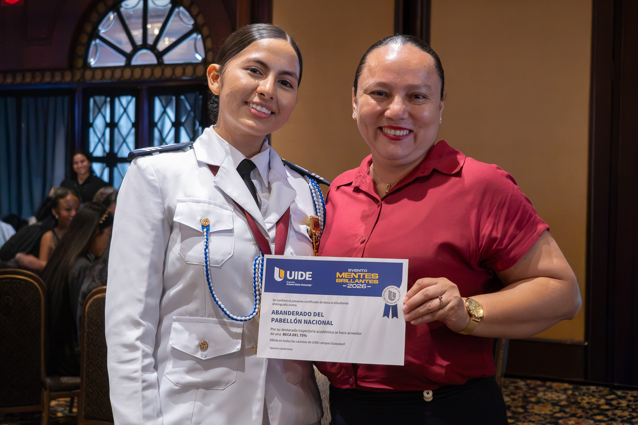 Mentes Brillantes | Una experiencia para inspirar y crear
Nuestros cadetes del Cuadro de Honor tuvieron la oportunidad de participar en “Mentes Brillantes”, un encuentro organizado por la Universidad Internacional del Ecuador (UIDE), pensado para compartir, aprender y potenciar su creatividad.
Durante la jornada disfrutaron de un desayuno especial y participaron en diferentes espacios que les permitieron expresar sus ideas y descubrir nuevas formas de desarrollar su talento.
Además, contaron con la presencia de Elba González, artista y creadora de contenido digital, quien compartió una enriquecedora charla llena de experiencias, aprendizajes e inspiración.
Agradecemos a la Universidad Internacional del Ecuador por la invitación y por brindar a nuestros cadetes experiencias que aportan a su formación y los motivan a seguir desarrollando todo su potencial. ⚓💙
#AcademiaNavalGuayaquil #MentesBrillantes #UIDE #CuadroDeHonor #TalentoNavalino #Creatividad #FormaciónIntegral
